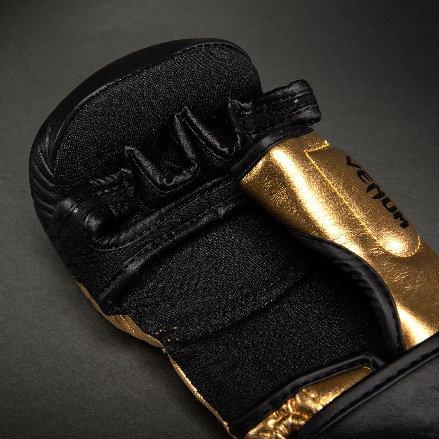 Venum Attack 2.0 Guanti da Sparring in Pelle – Oro/Nero