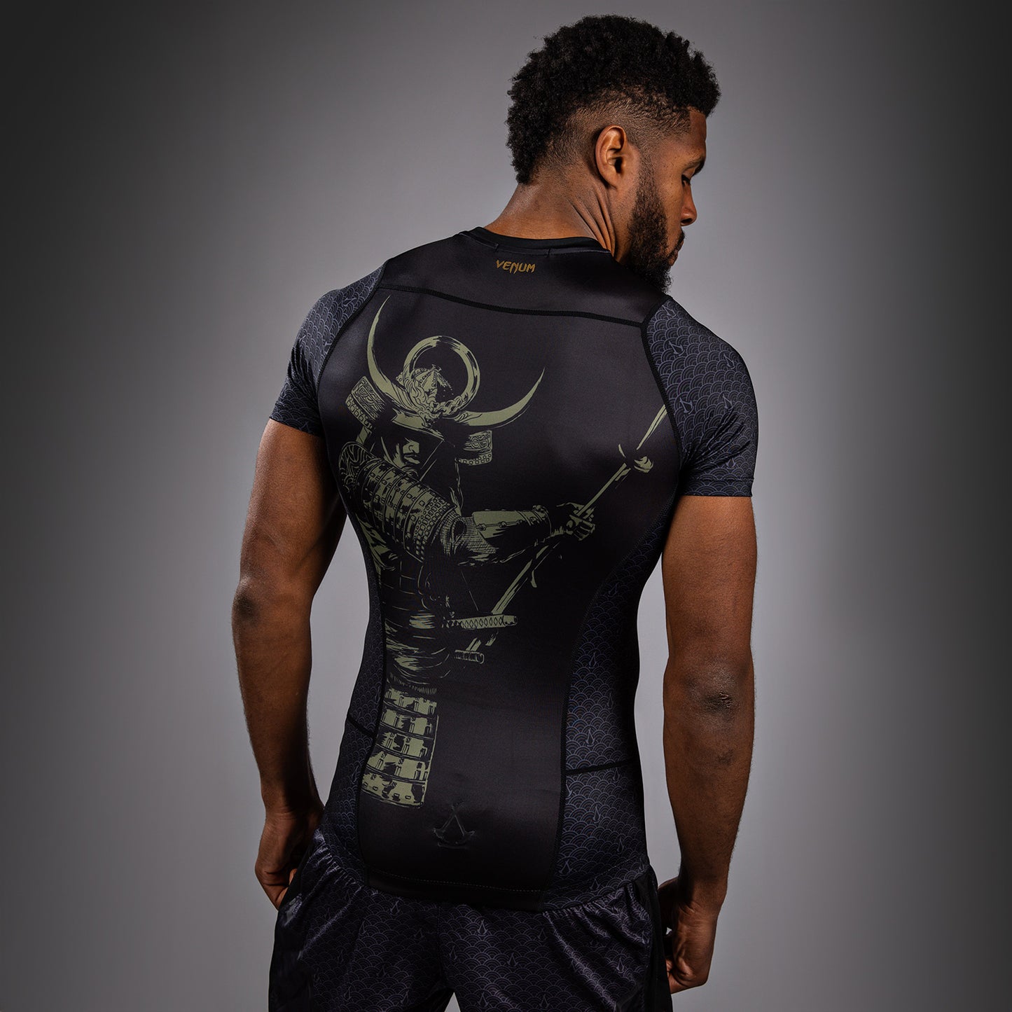 Venum x Assassin’s Creed Shadows Rashguard a maniche corte - Nero