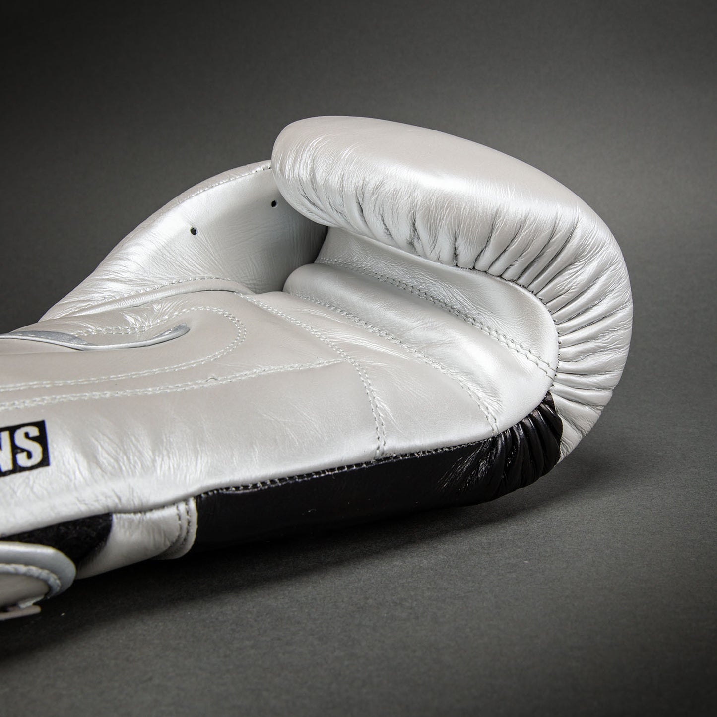Ringhorns Charger by Venum Guantoni da boxe – Argento/Nero