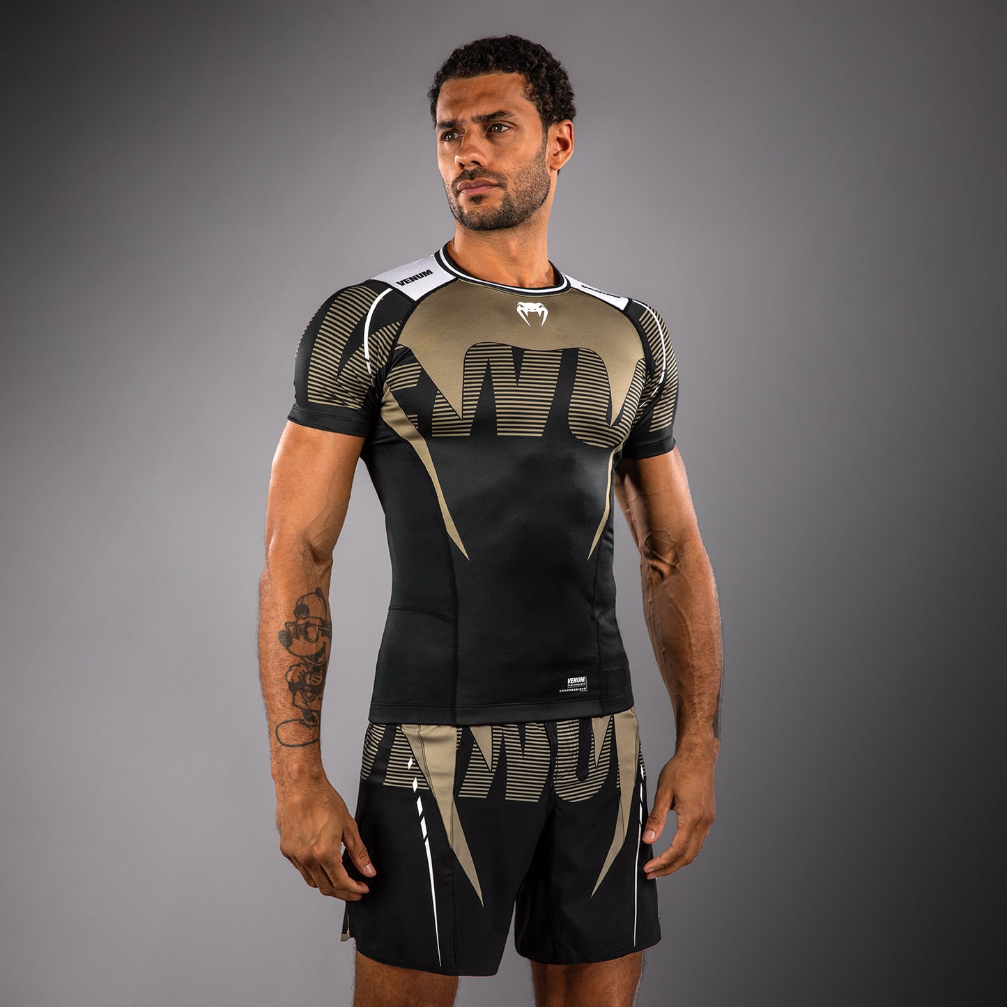Venum Adrenaline Rashguard a maniche corte – Nero/Sabbia