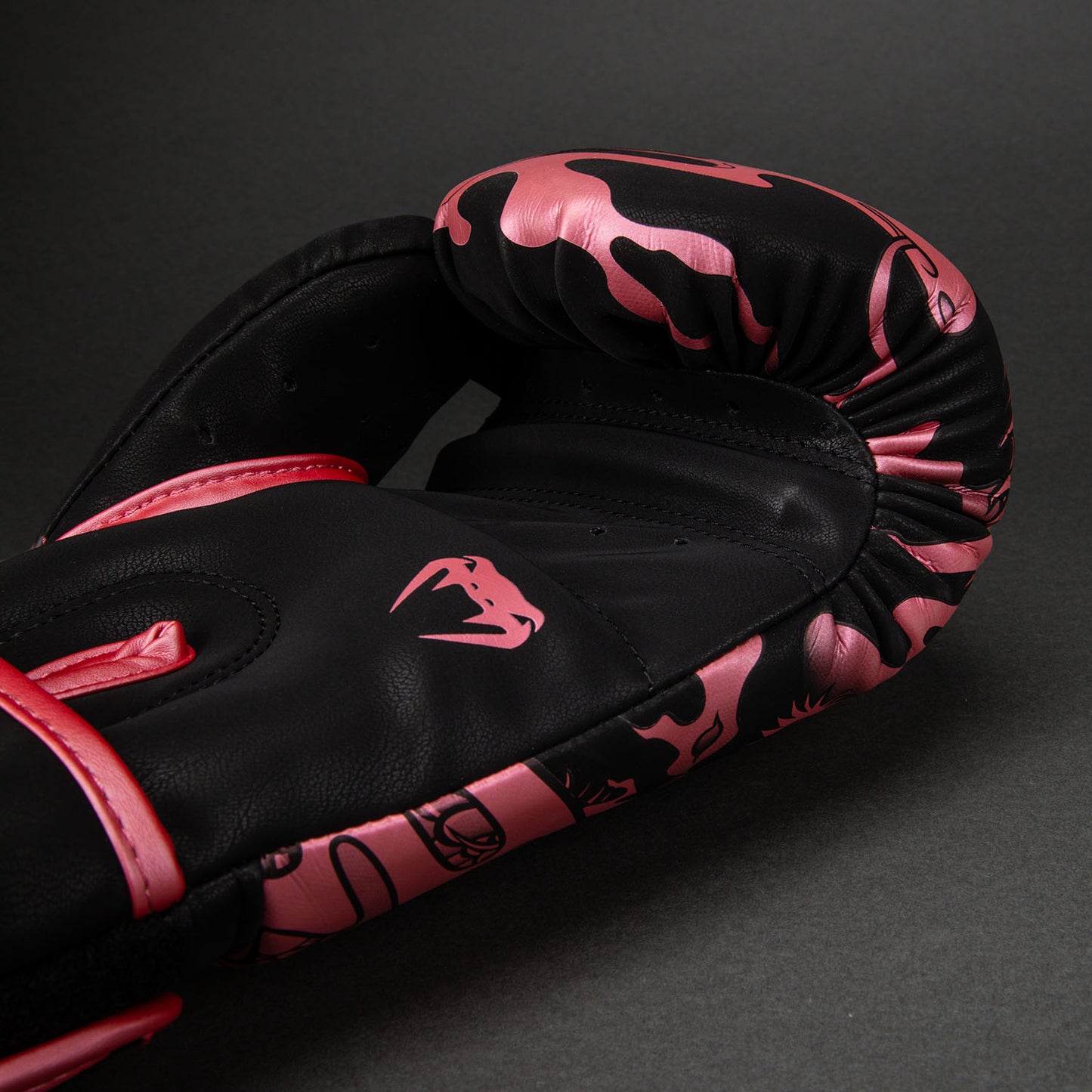 Guanti da boxe Venum Dragon's Flight - Nero / Rosa metallizzato