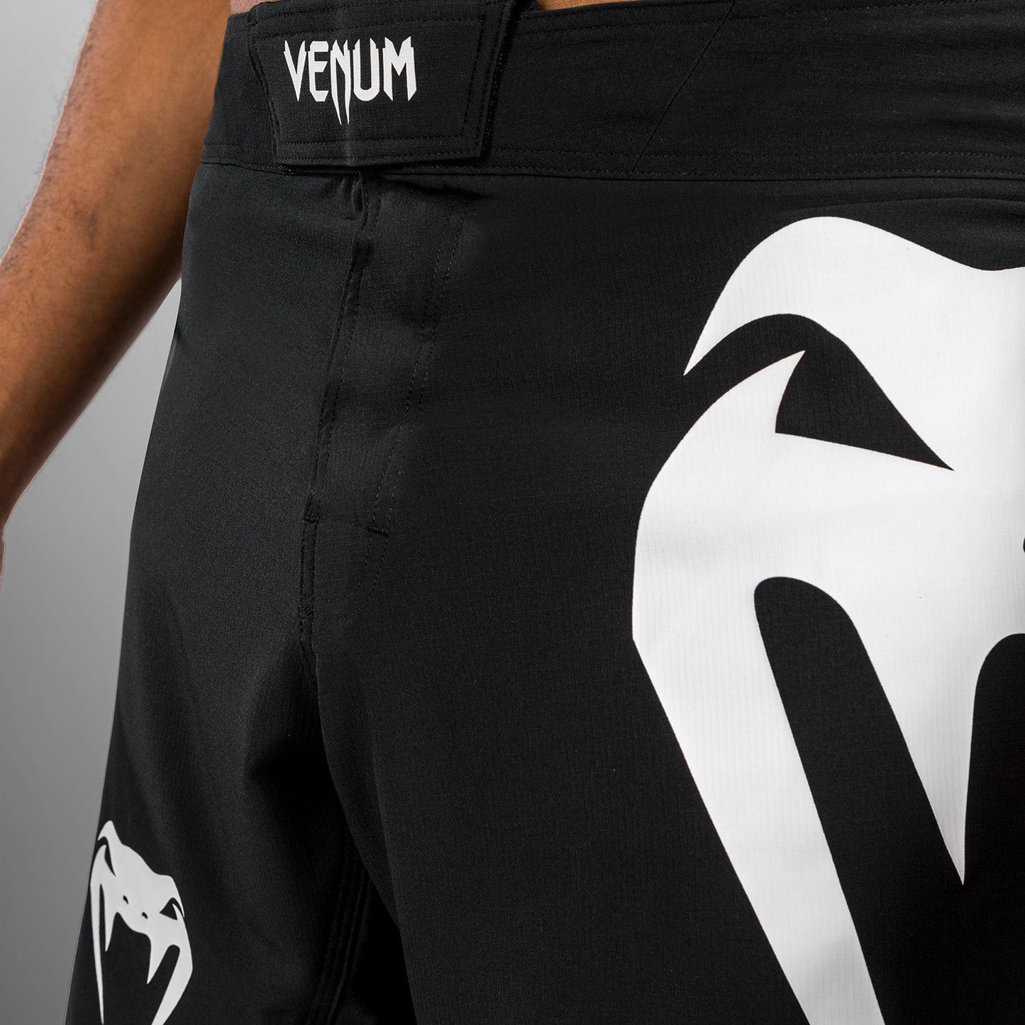 Venum Light 5.0 Pantaloncini da combattimento - Nero/Bianco