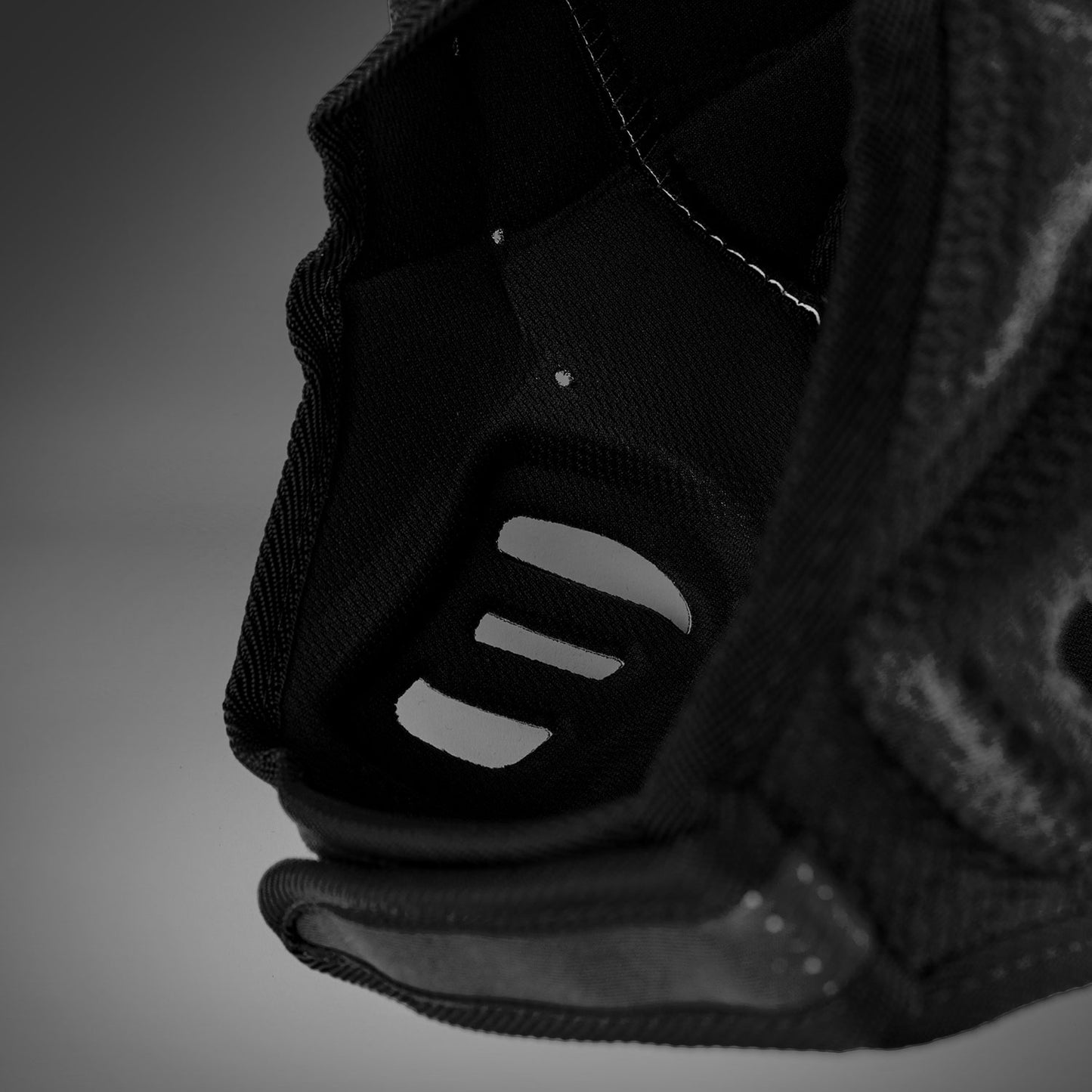 Venum Elite Casco Protettivo Softshell – Nero/Bianco