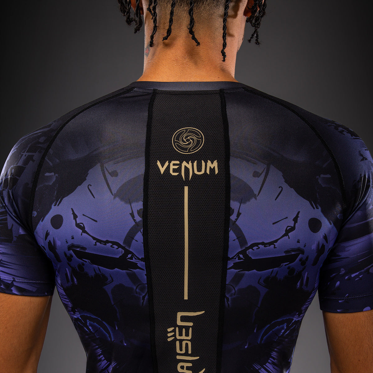 Jujutsu Kaisen x Venum Gojo Rashguard a Maniche Corte – Viola