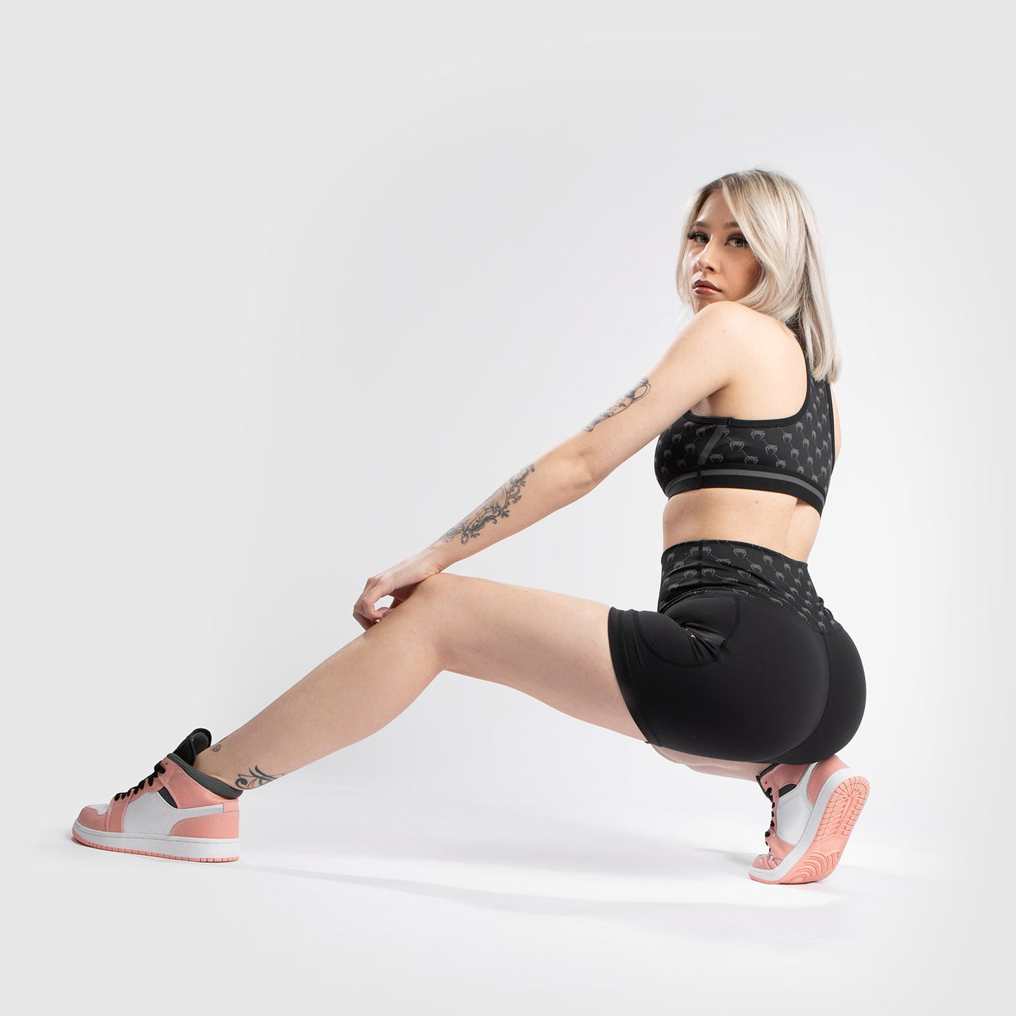 Pantaloncini da bici da donna Monogram Venum – Nero/Oro rosa
