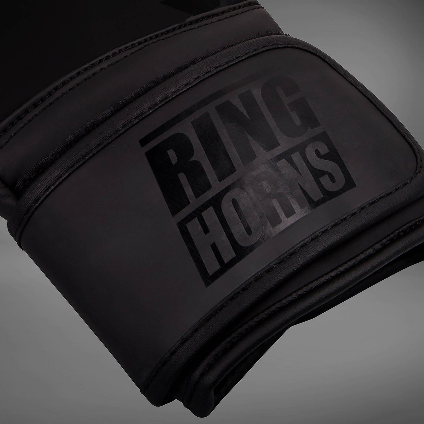 Ringhorns Charger by Venum Boxing Gloves – Nero/Nero