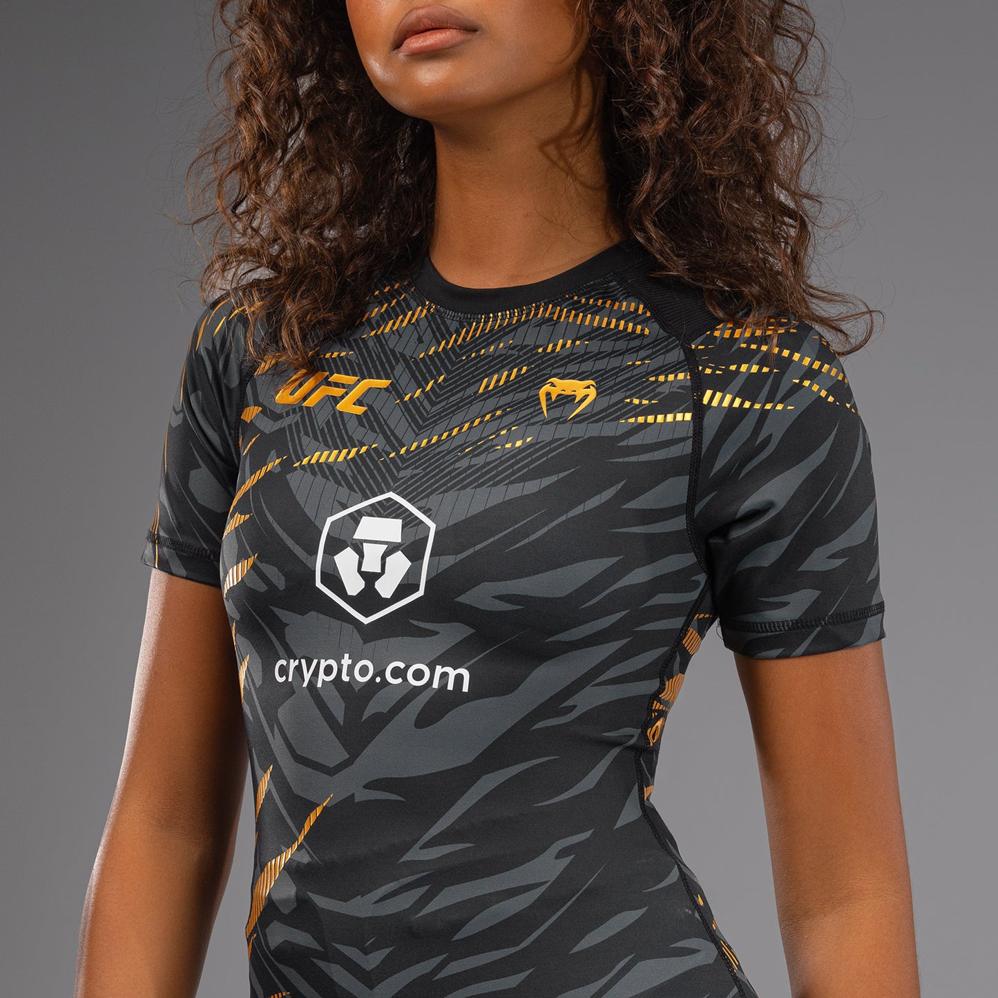 UFC Fusion by Venum Authentic Fight Night Rashguard a Manica Corta Performance per Donna - Champion