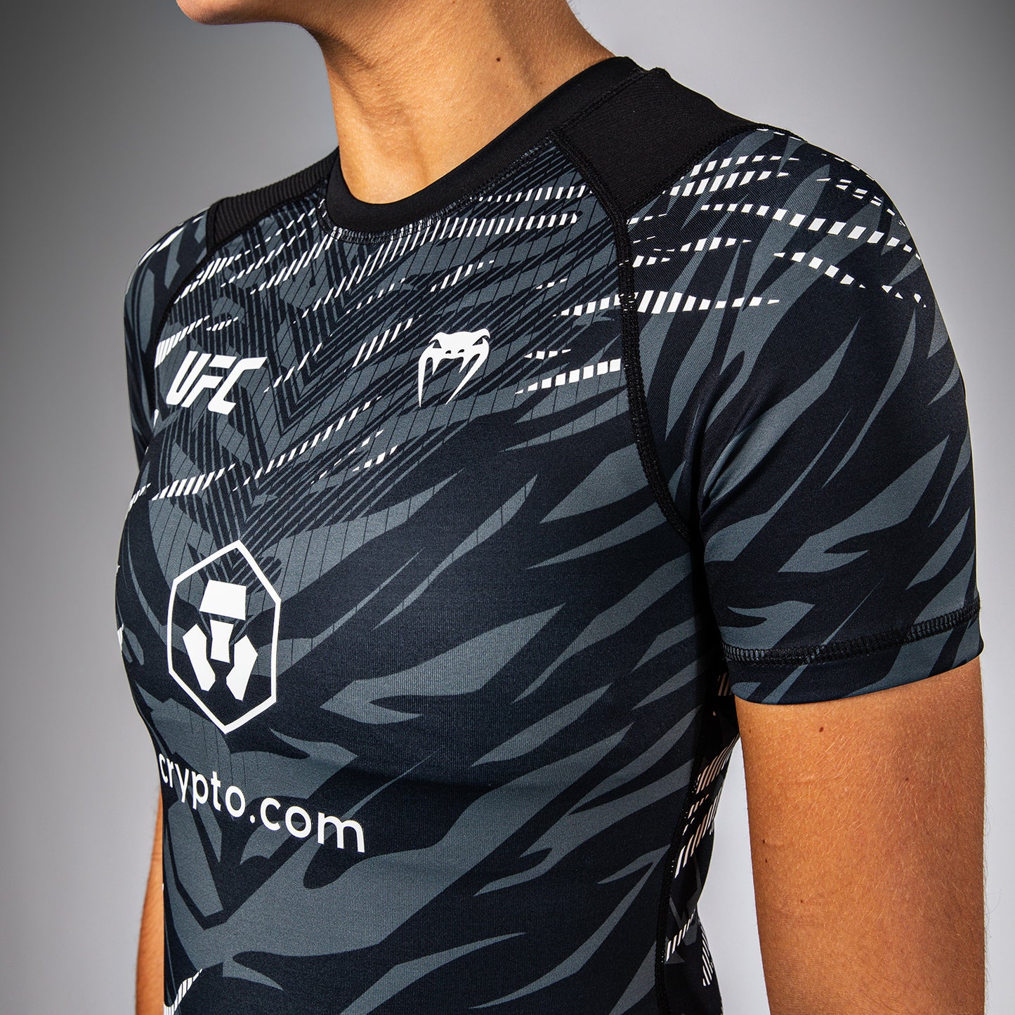 UFC Fusion by Venum Authentic Fight Night Rashguard a Manica Corta Performance per Donna - Nero