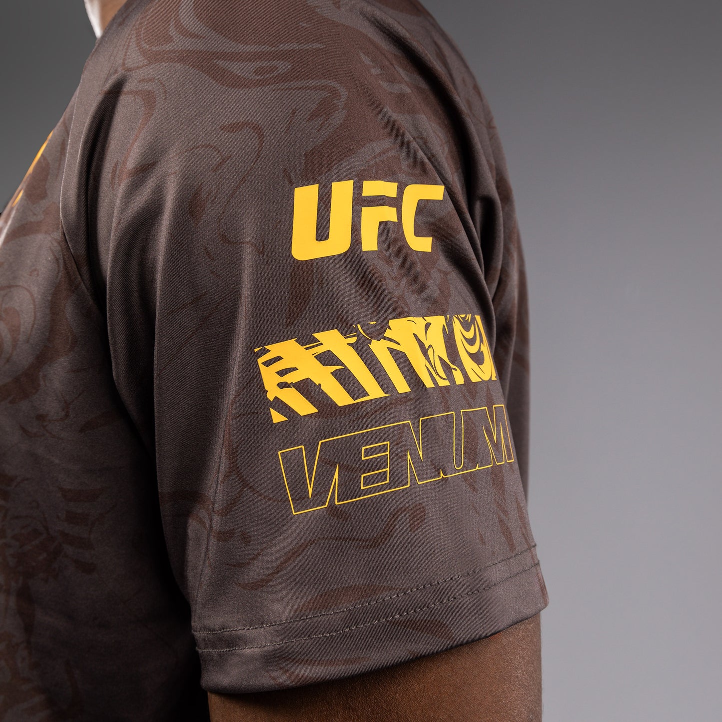 UFC Fusion by Venum Fight Week Maglietta Dry-Tech per Uomo - Marrone terra