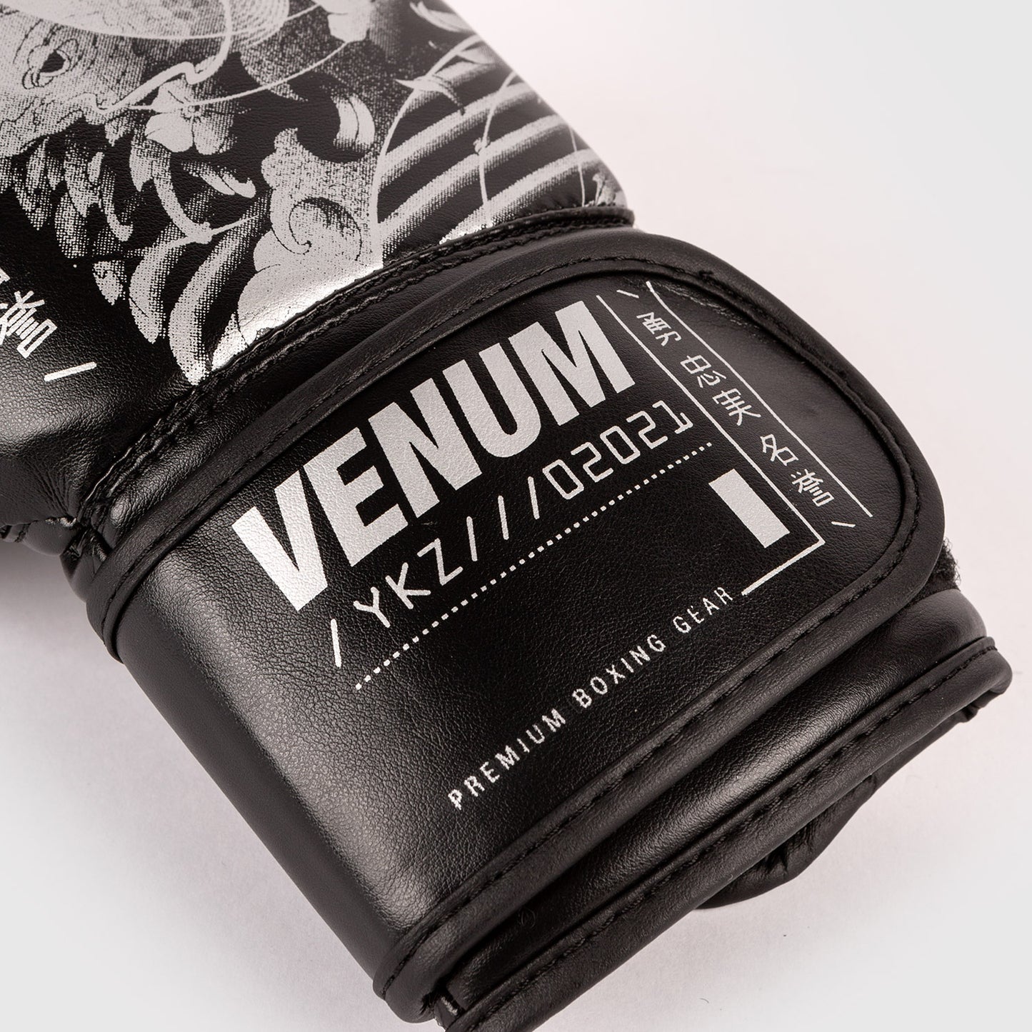 Guantoni da boxe Venum YKZ21 - Per Bambini - Nero/Bianco