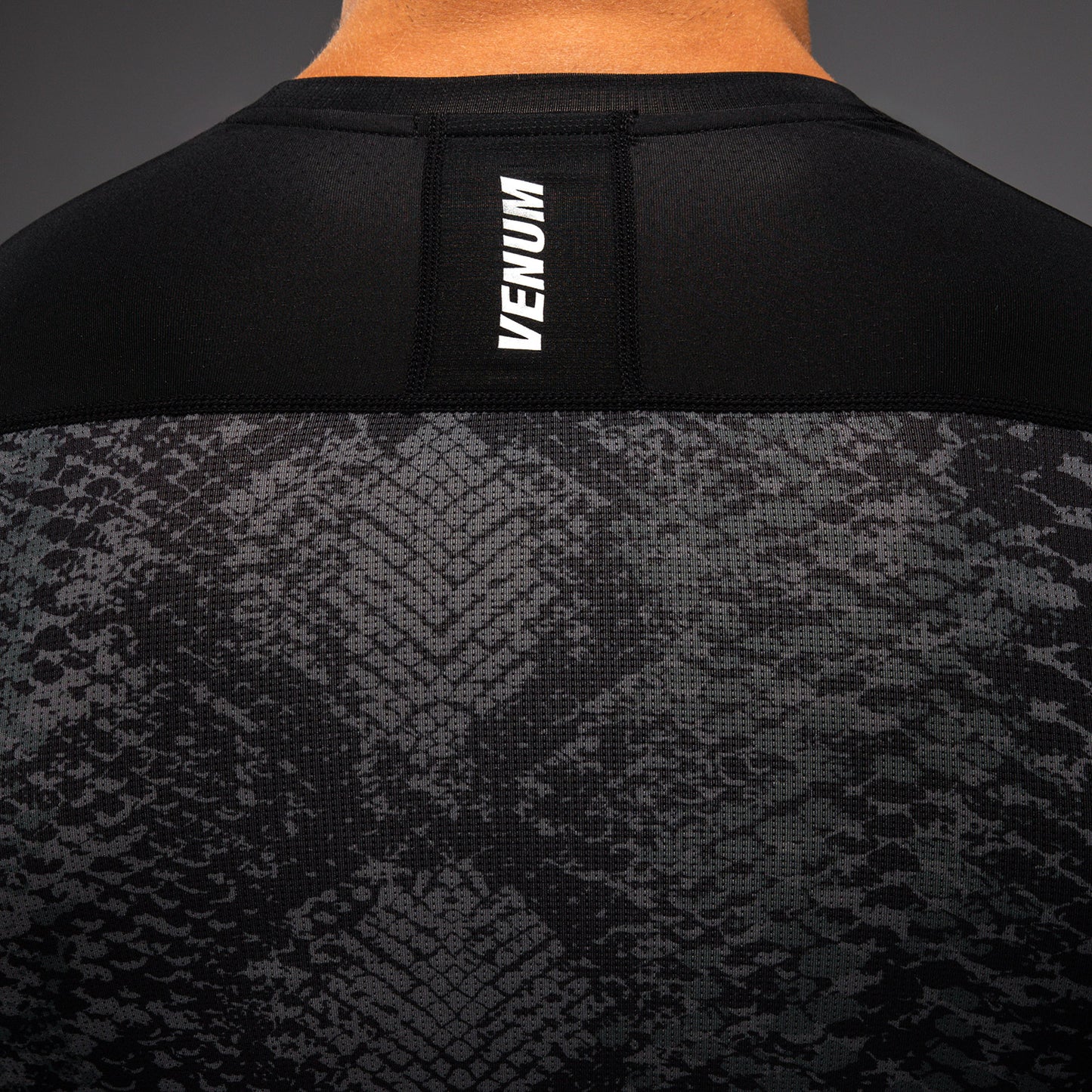 Venum G-Fit Scales Rashguard a Maniche Lunghe – Nero/Grigio Carbone