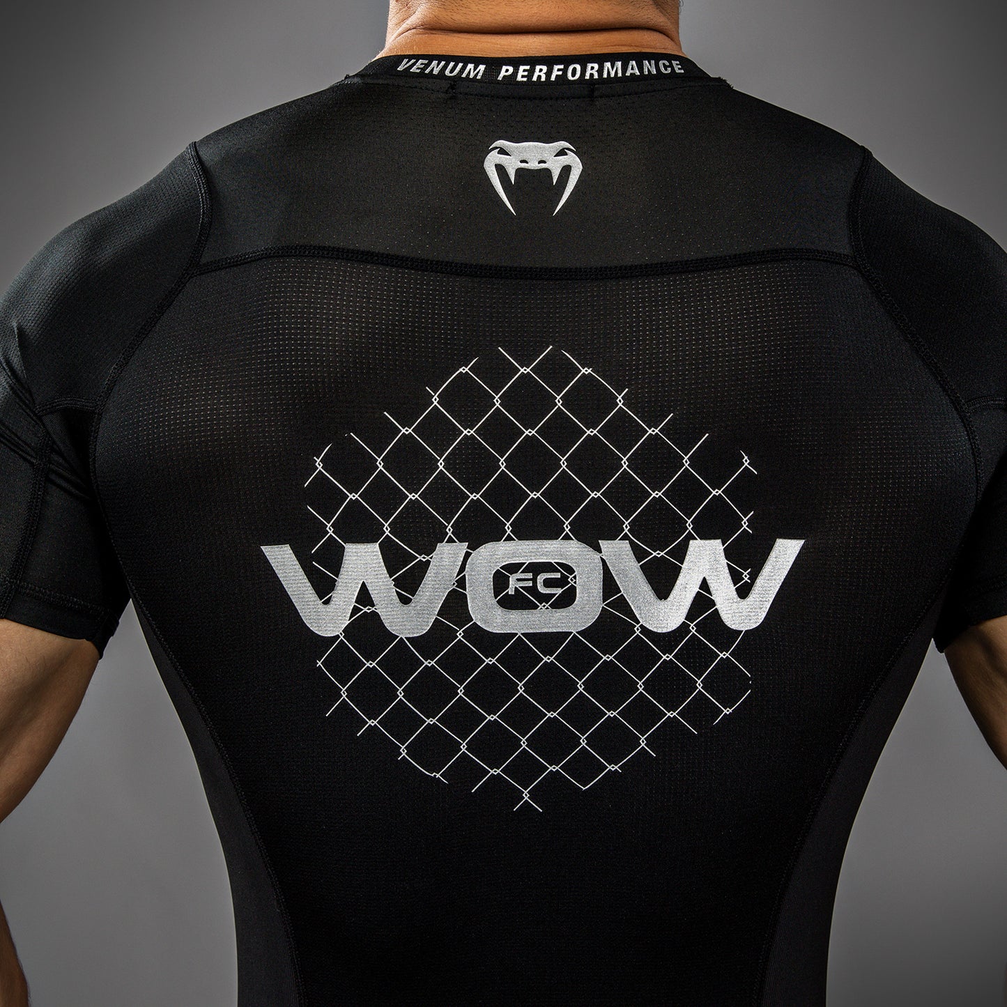 Venum x WOW FC Maglietta a Maniche Corte Rashguard - Nero/ Grigio Argento