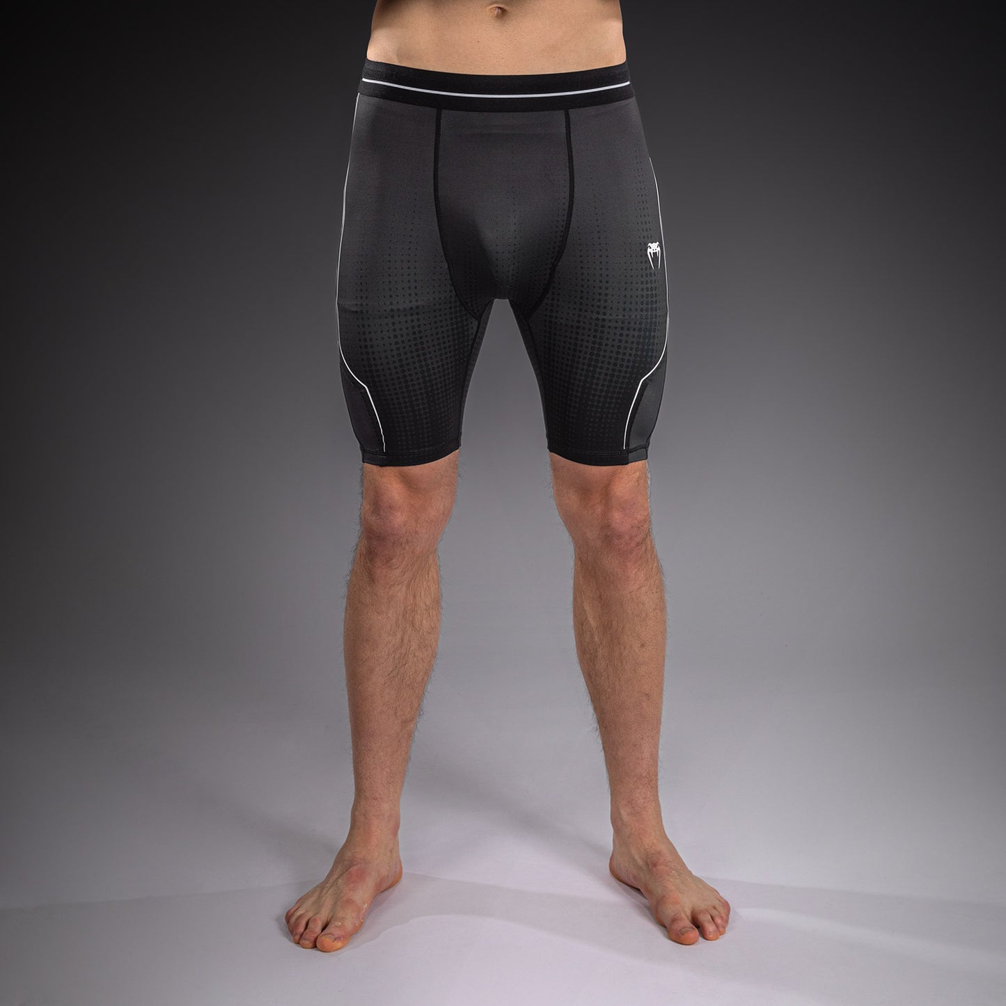 Venum Stealth Pantaloncini a Compressione – Nero/Bianco