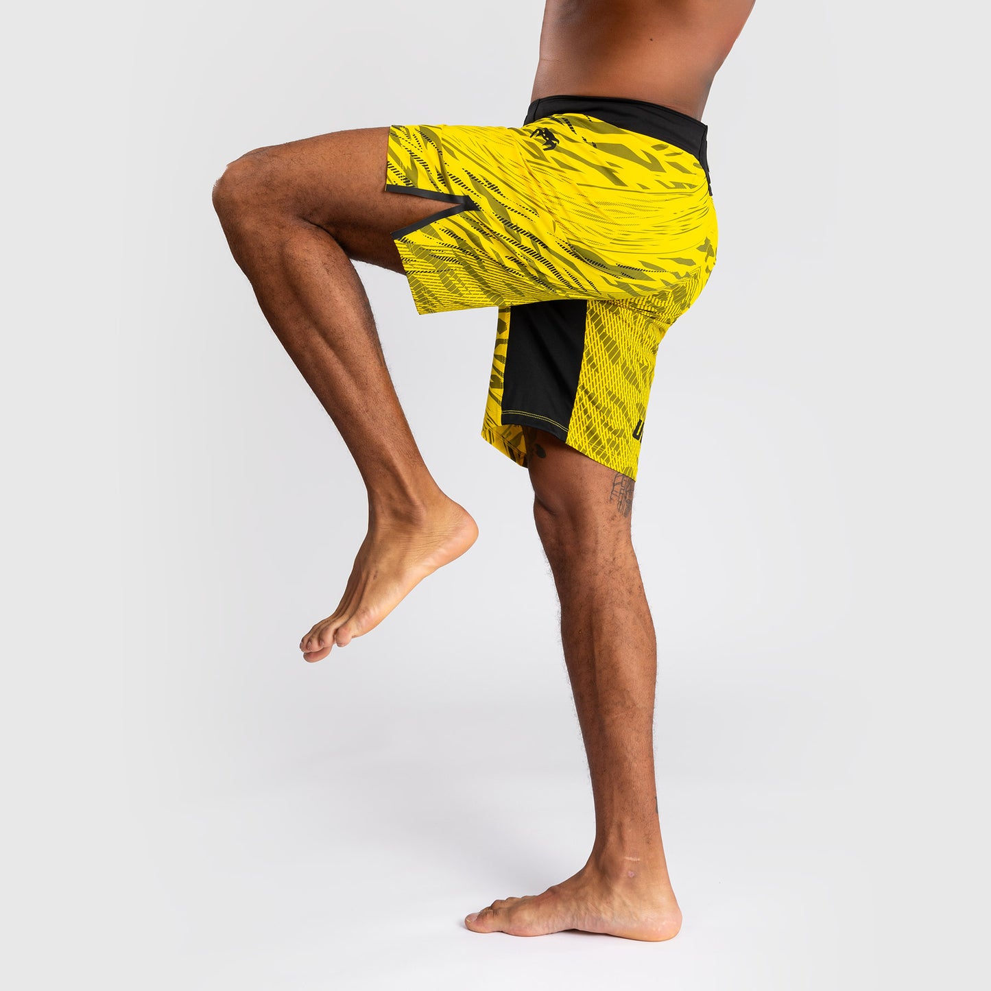 UFC Fusion by Venum Personalizzati Authentic Fight Night Shorts da Lotta per Uomo - Fit Largo - Giallo