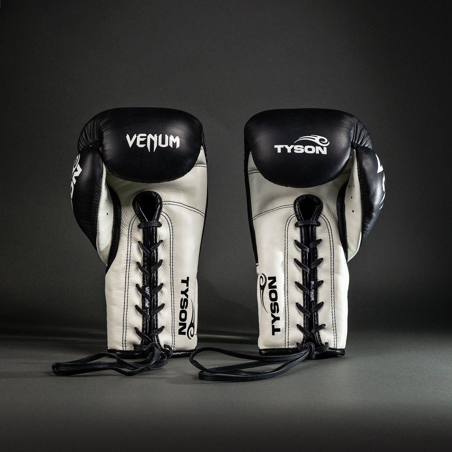 Venum Giant 2.0 Mike Tyson Pro Guanti da boxe con Lacci - Nero Profondo/Bianco Ottico