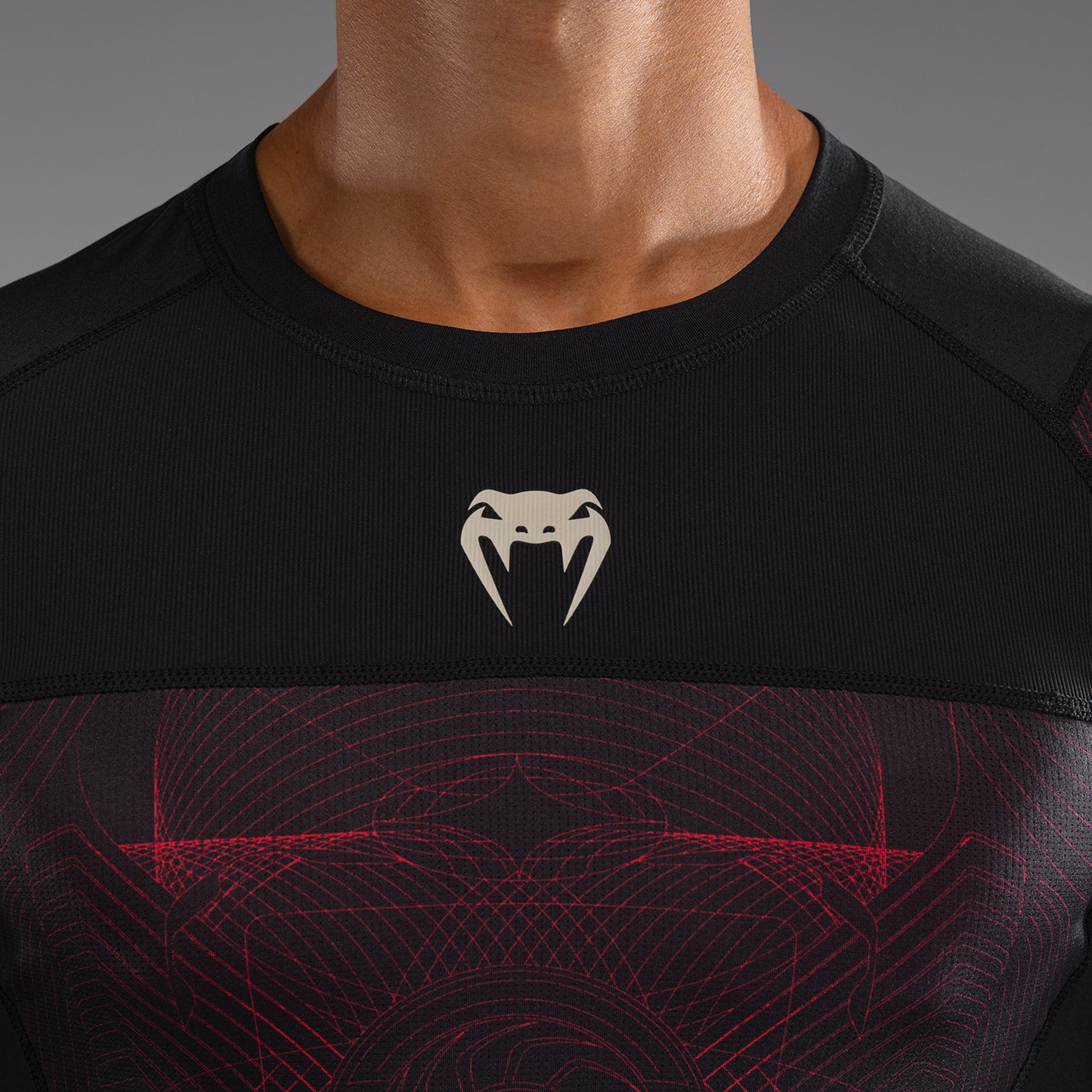Venum G-Fit Air Rashguard a maniche Lunghe - Nero Profondo/Rosso Fuoco