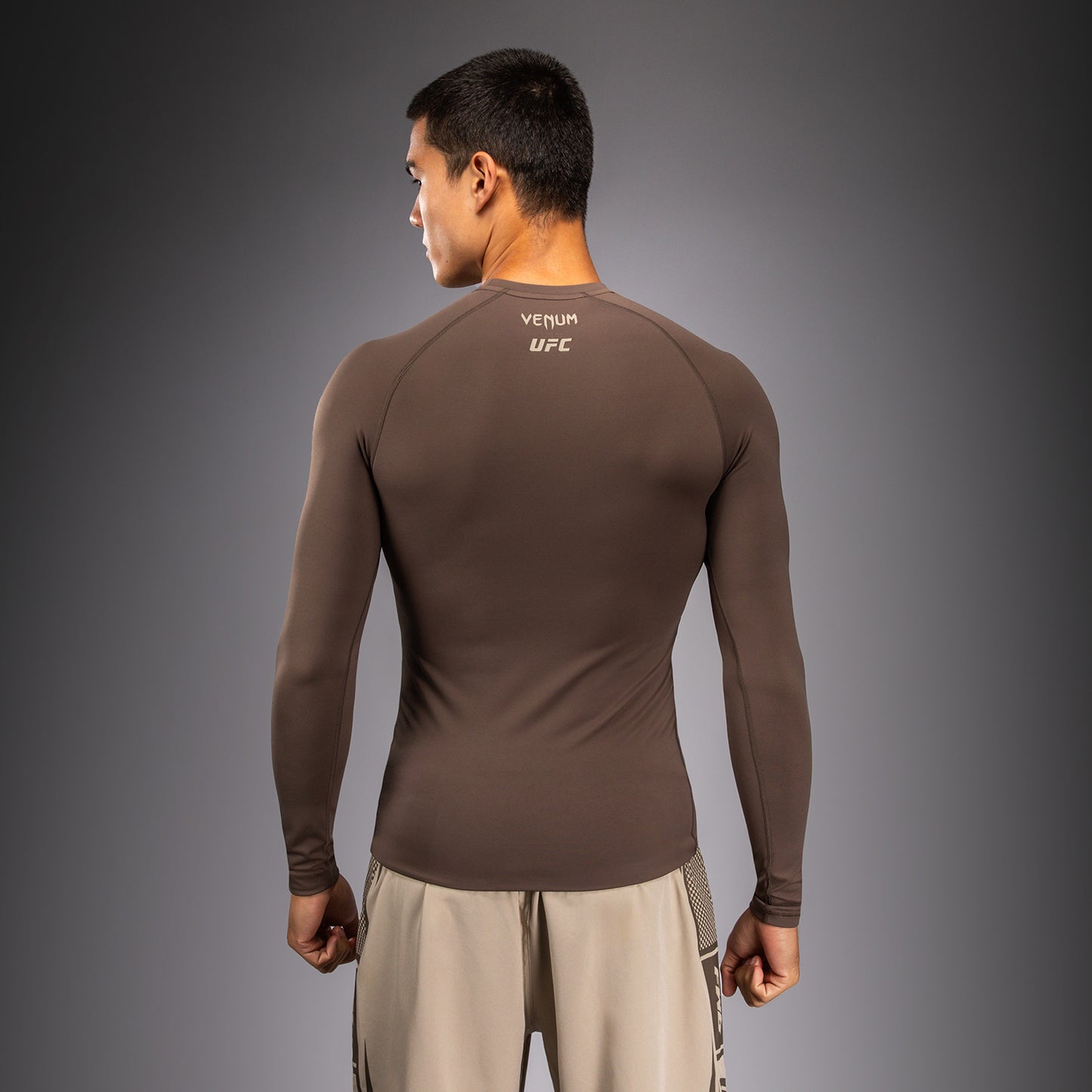 Venum UFC Unity by Venum Authentic Fight Week Rashguard Tecnica a Maniche Lunghe da Uomo - Marrone