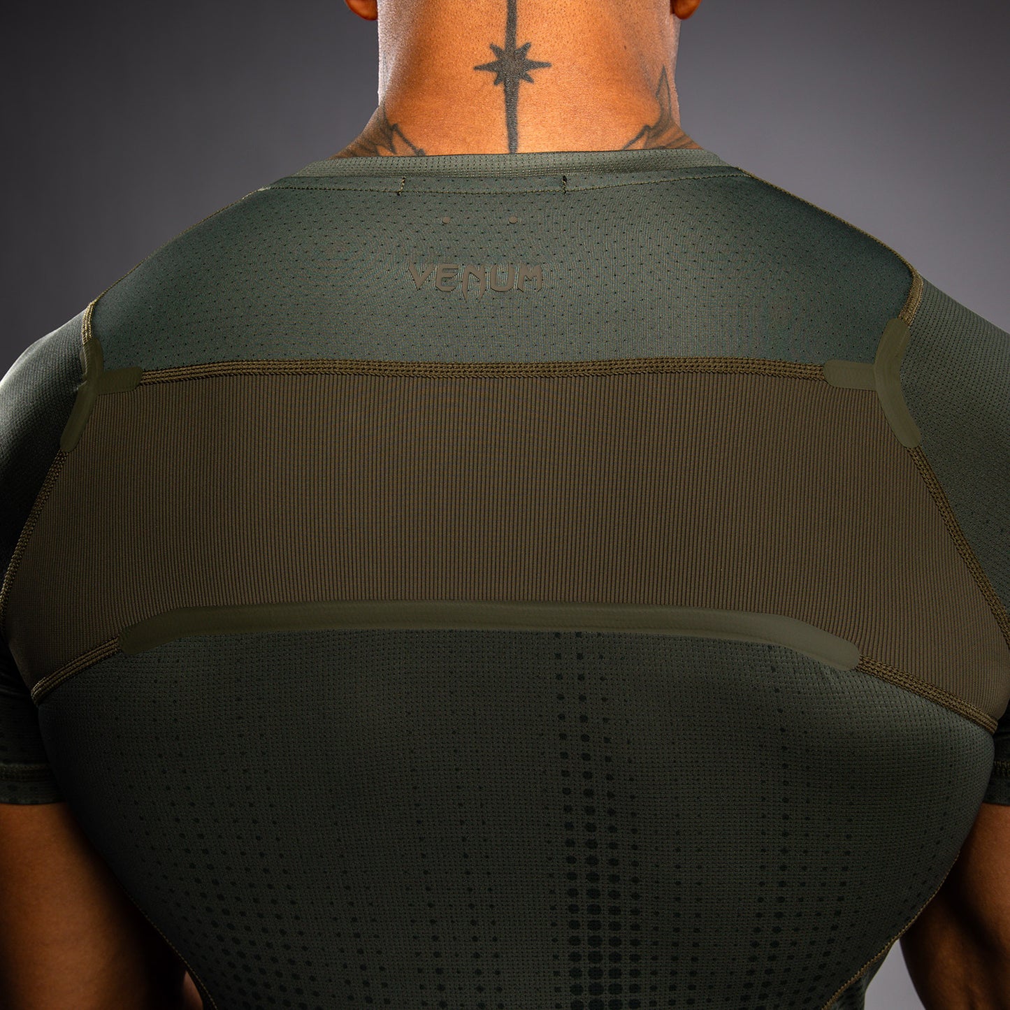 Venum Stealth Rashguard a Maniche Corte – Kaki/Verde Scuro
