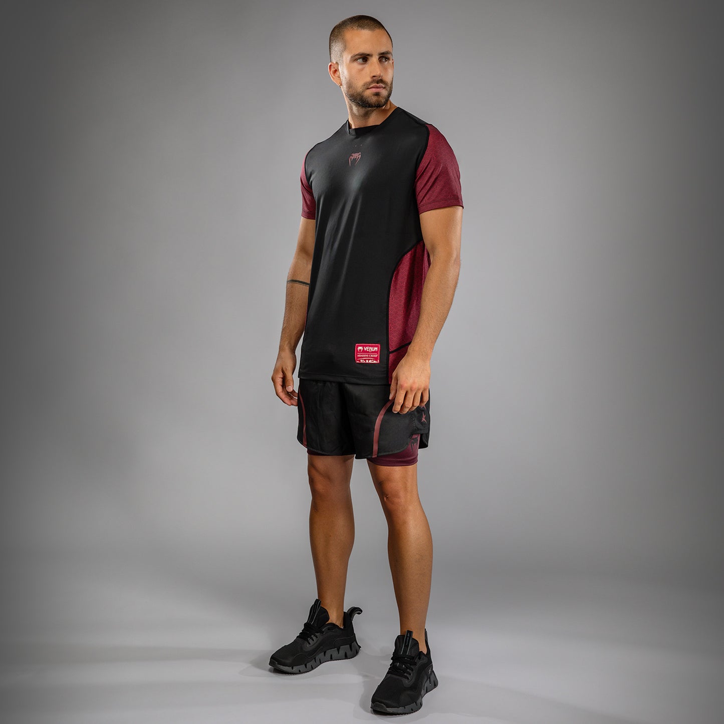 Venum x Assassin’s Creed Shadows T-Shirt Uomo Dry-Tech - Borgogna/Nero