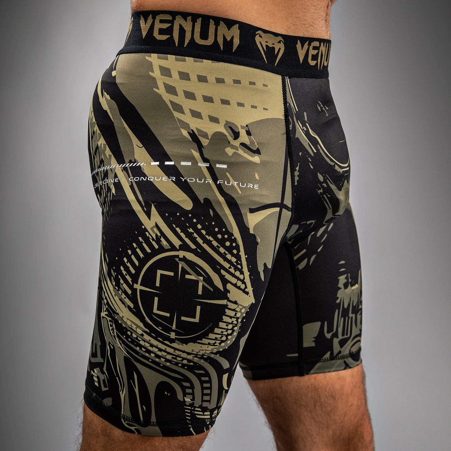 Venum Invader Pantaloncini a compressione - Nero/Sabbia