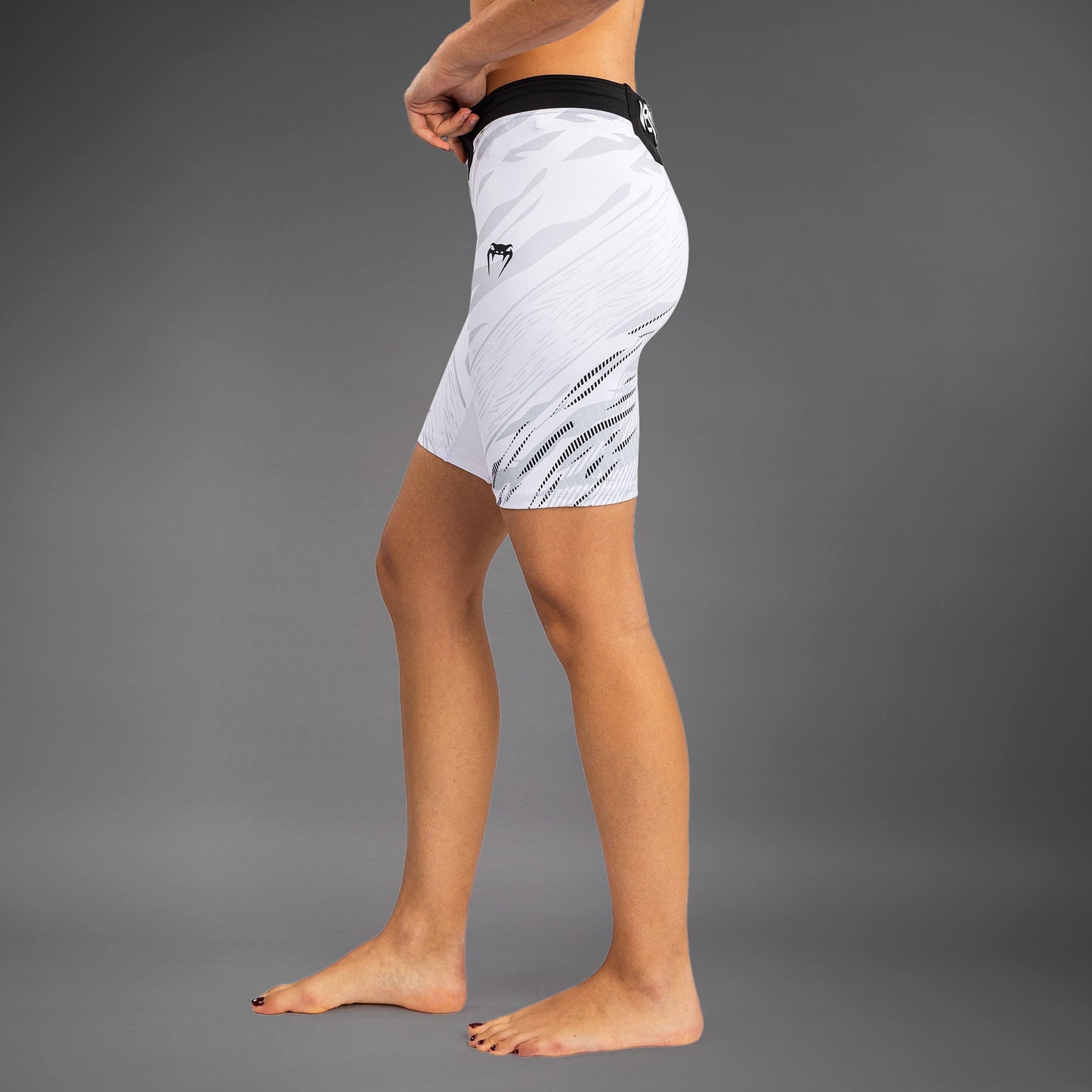 UFC Fusion by Venum Authentic Fight Night Vale Tudo Shorts per Donna - Fit Largo - Bianco