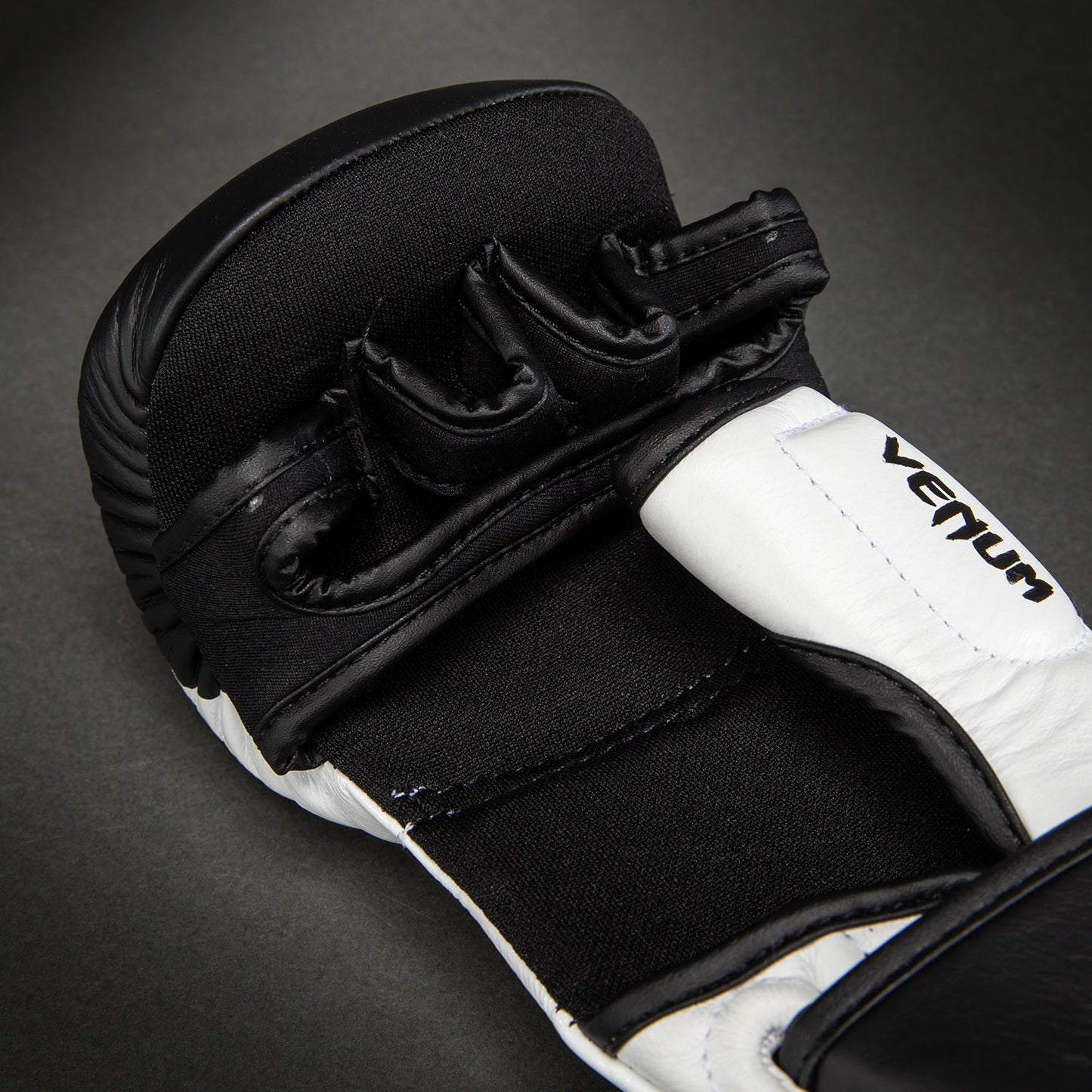 Venum Attack 2.0 Guanti da Sparring in Pelle – Nero/Bianco