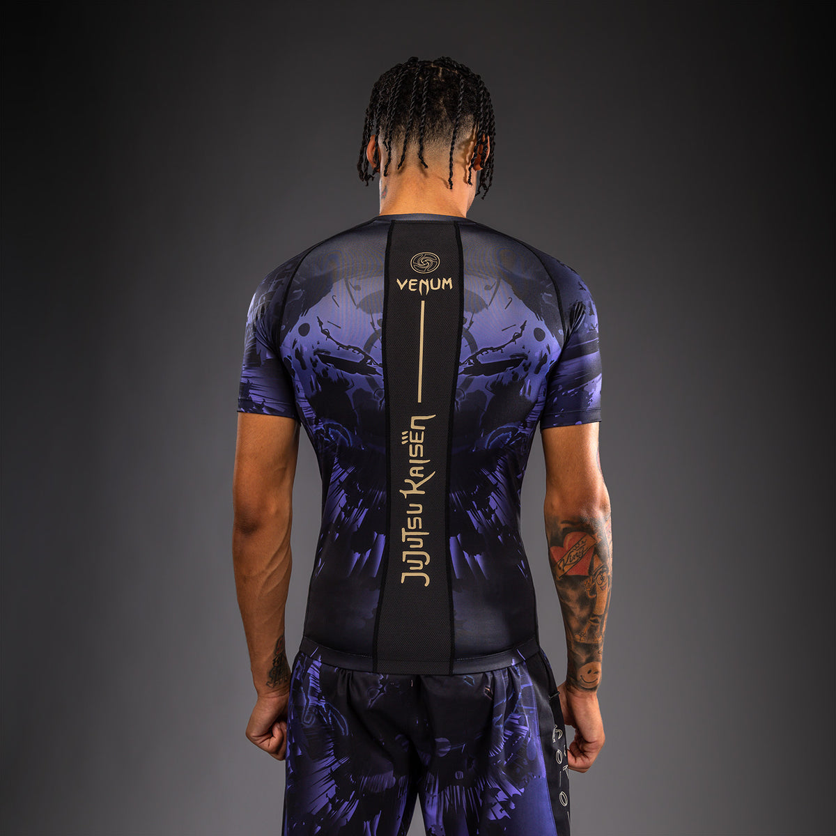Jujutsu Kaisen x Venum Gojo Rashguard a Maniche Corte – Viola