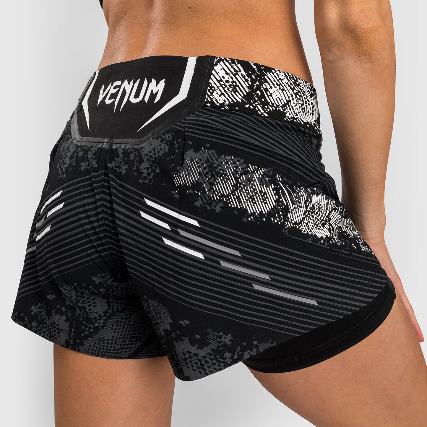 Pantaloncini da combattimento da donna UFC Adrenaline by Venum personalizzati Authentic Fight Night - Nero