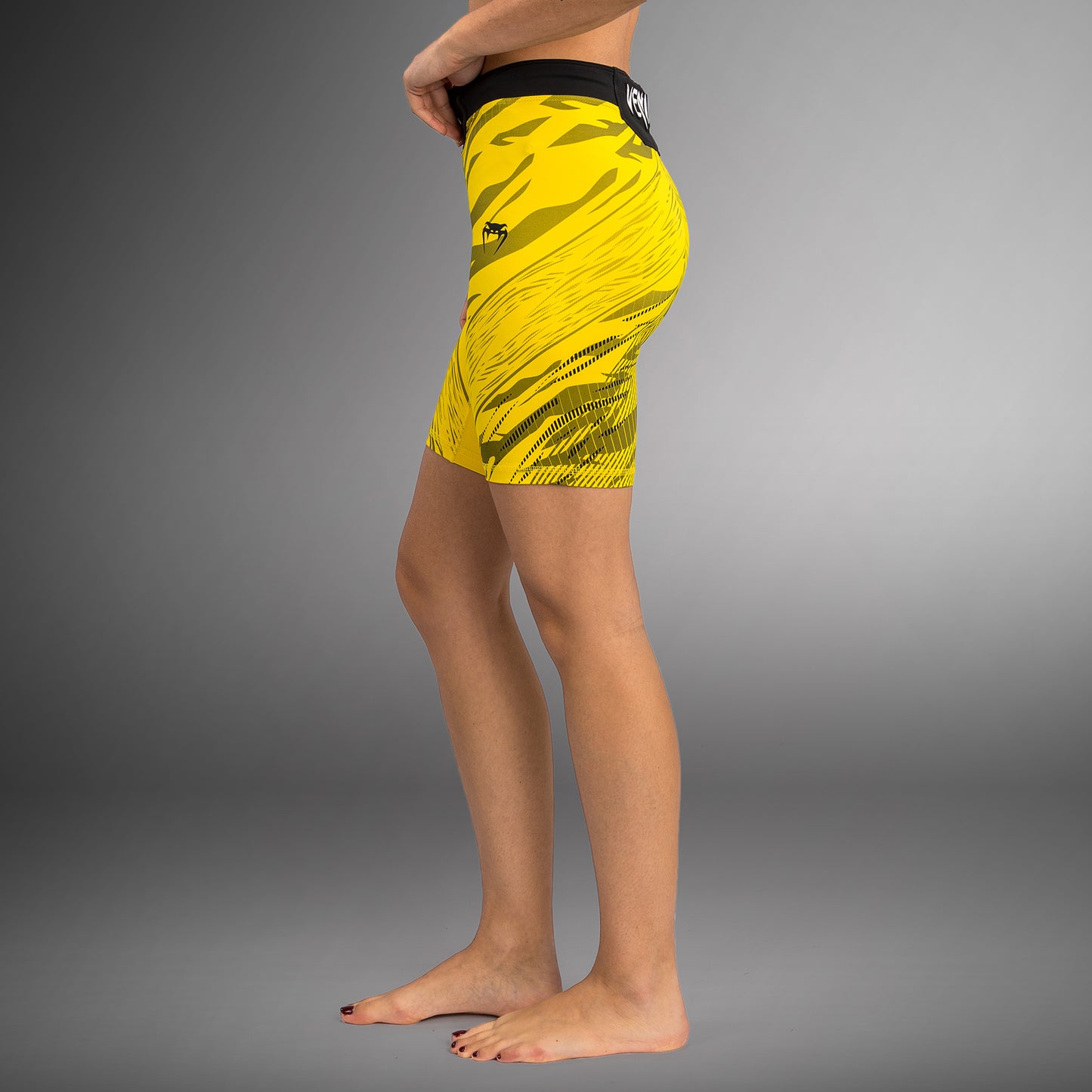 UFC Fusion by Venum Authentic Fight Night Vale Tudo Shorts per Donna - Fit Largo - Giallo