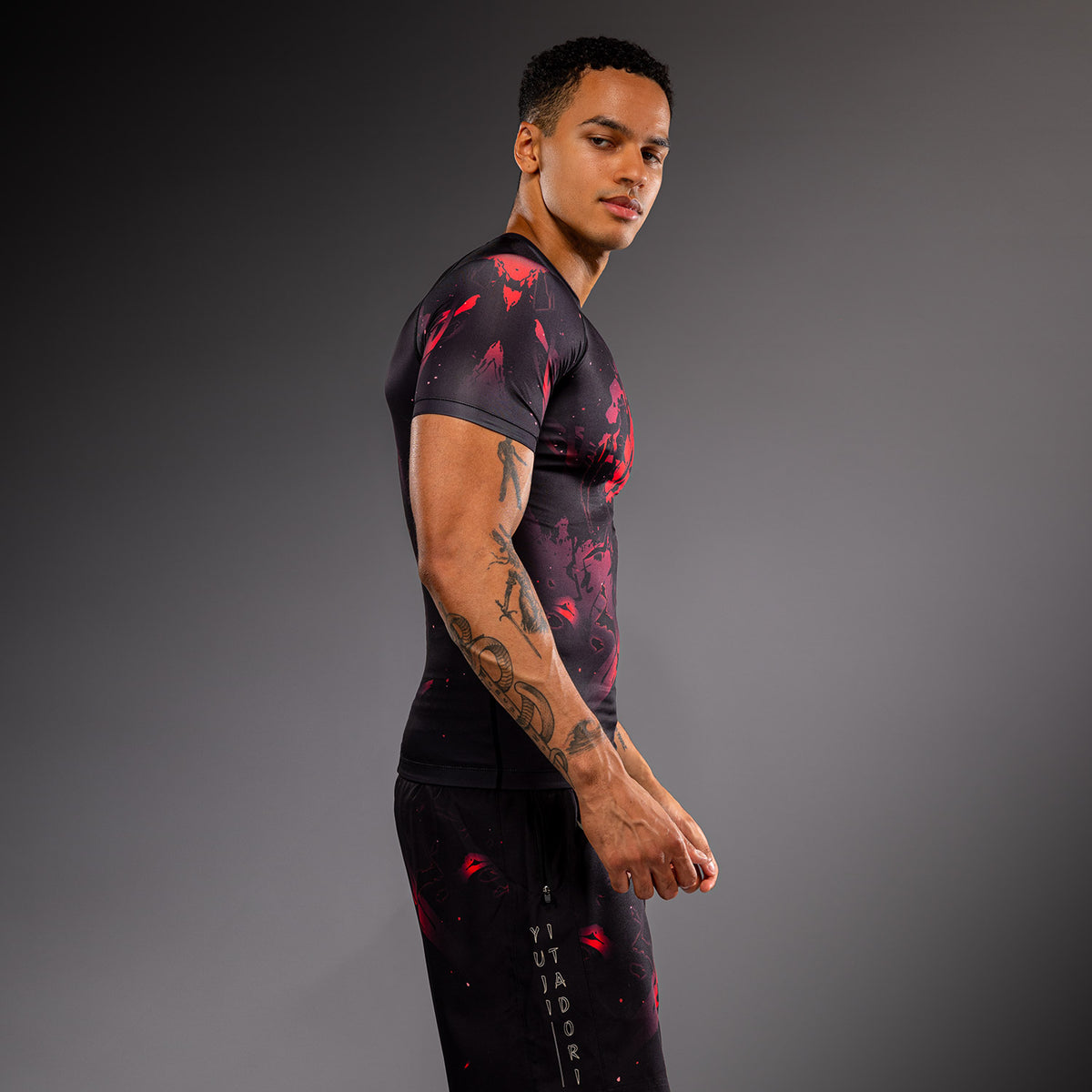 Jujutsu Kaisen x Venum Itadori Rashguard a Maniche Corte – Nero/Rosso