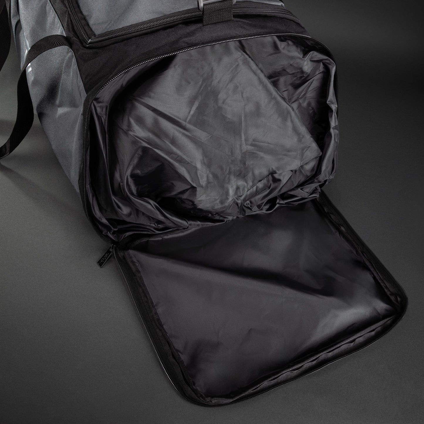 Venum Essential Borsa Sportiva (61 L) - Grigio/Nero