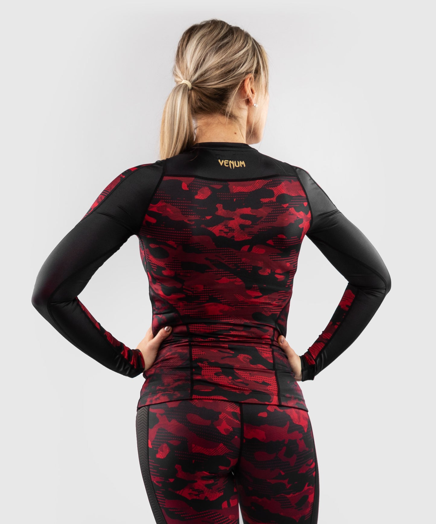 Rashguard a maniche lunghe Venum Defender - per le donne - Nero/Rosso