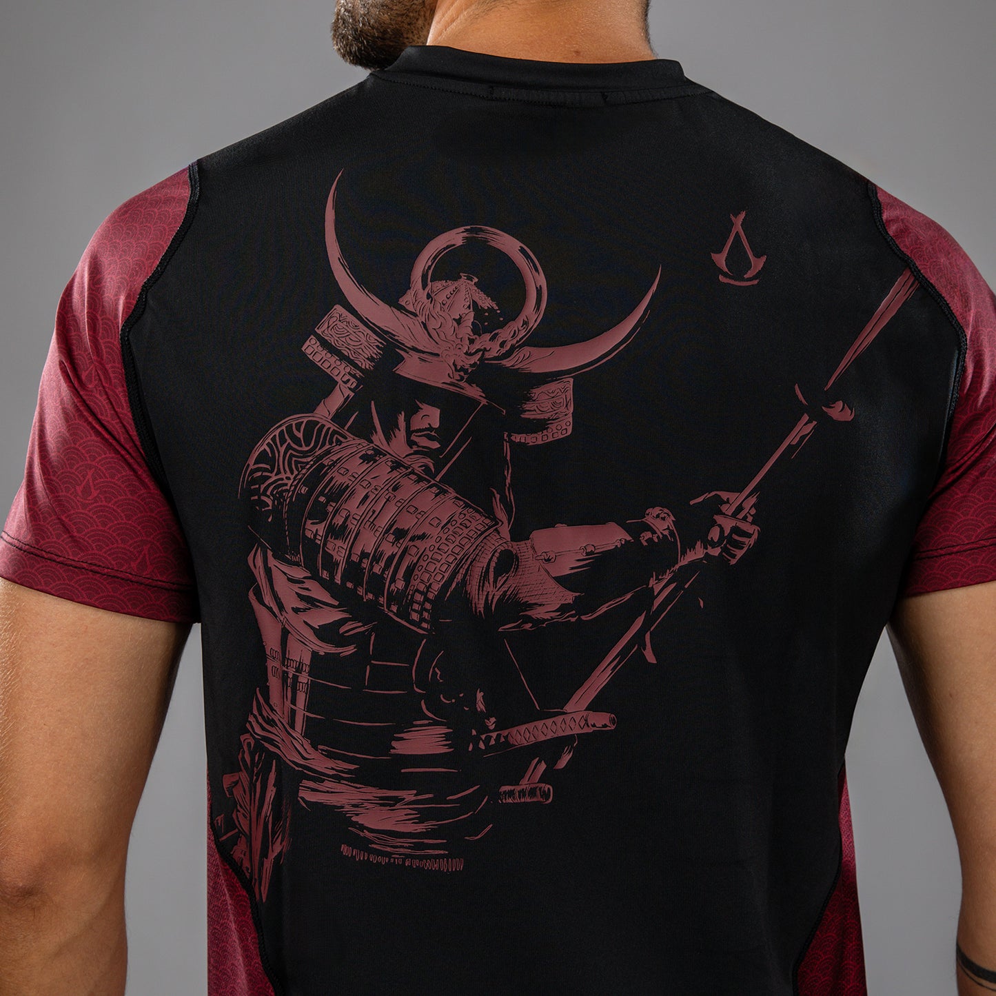 Venum x Assassin’s Creed Shadows T-Shirt Uomo Dry-Tech - Borgogna/Nero