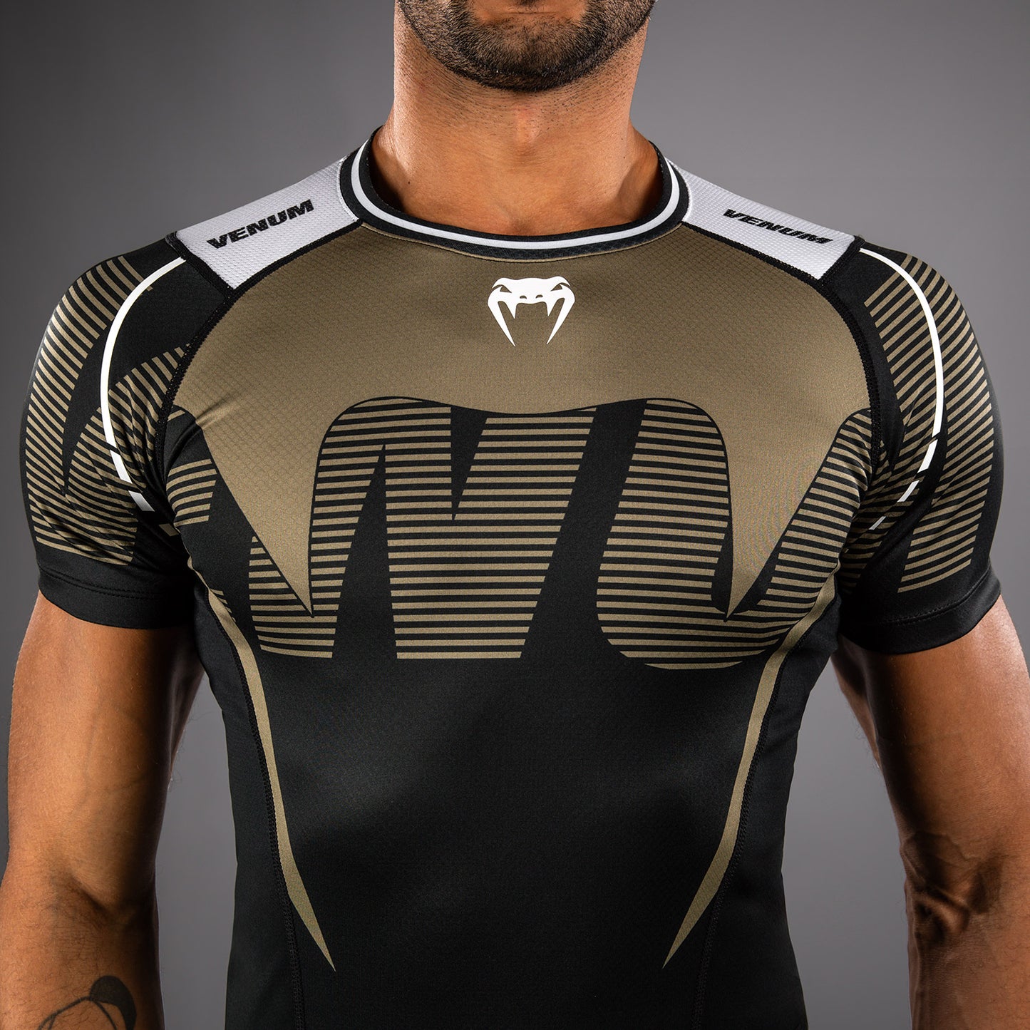 Venum Adrenaline Rashguard a maniche corte – Nero/Sabbia