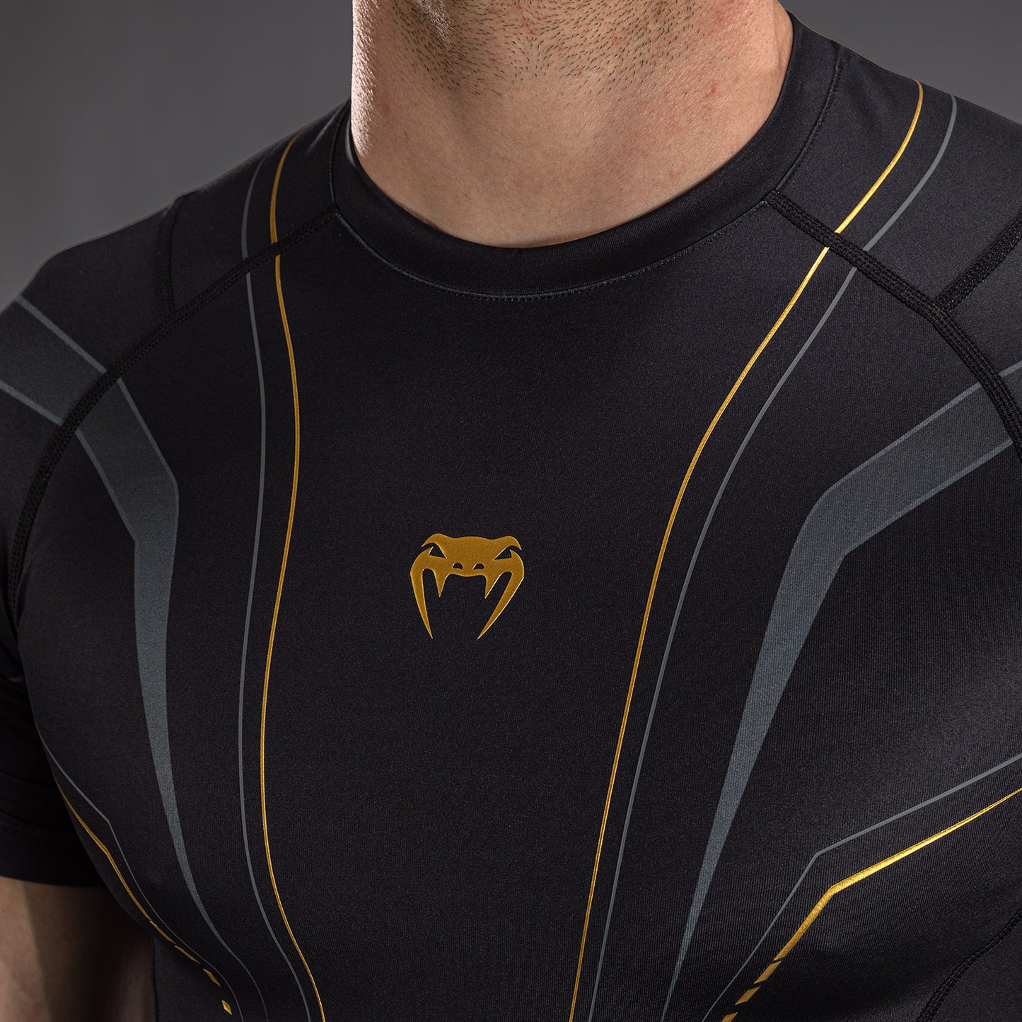 Venum Streamline Rashguard a Maniche Corte – Nero/Oro