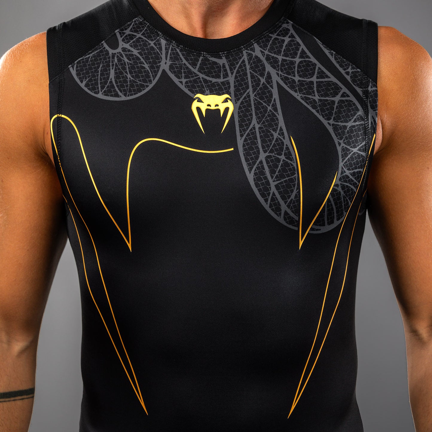 Venum Serpenti Rashguard Senza Maniche – Nero/Argento/Oro