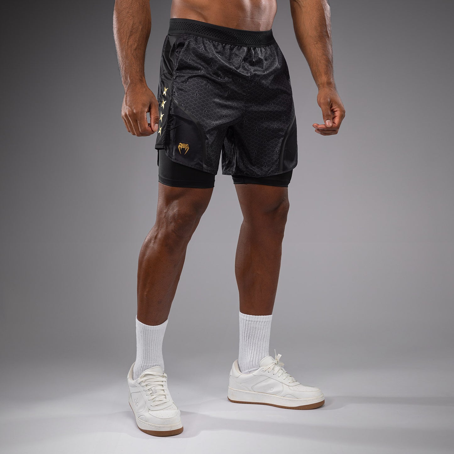 Venum x Assassin’s Creed Shadows Pantaloncini da allenamento da uomo - Nero/Oro