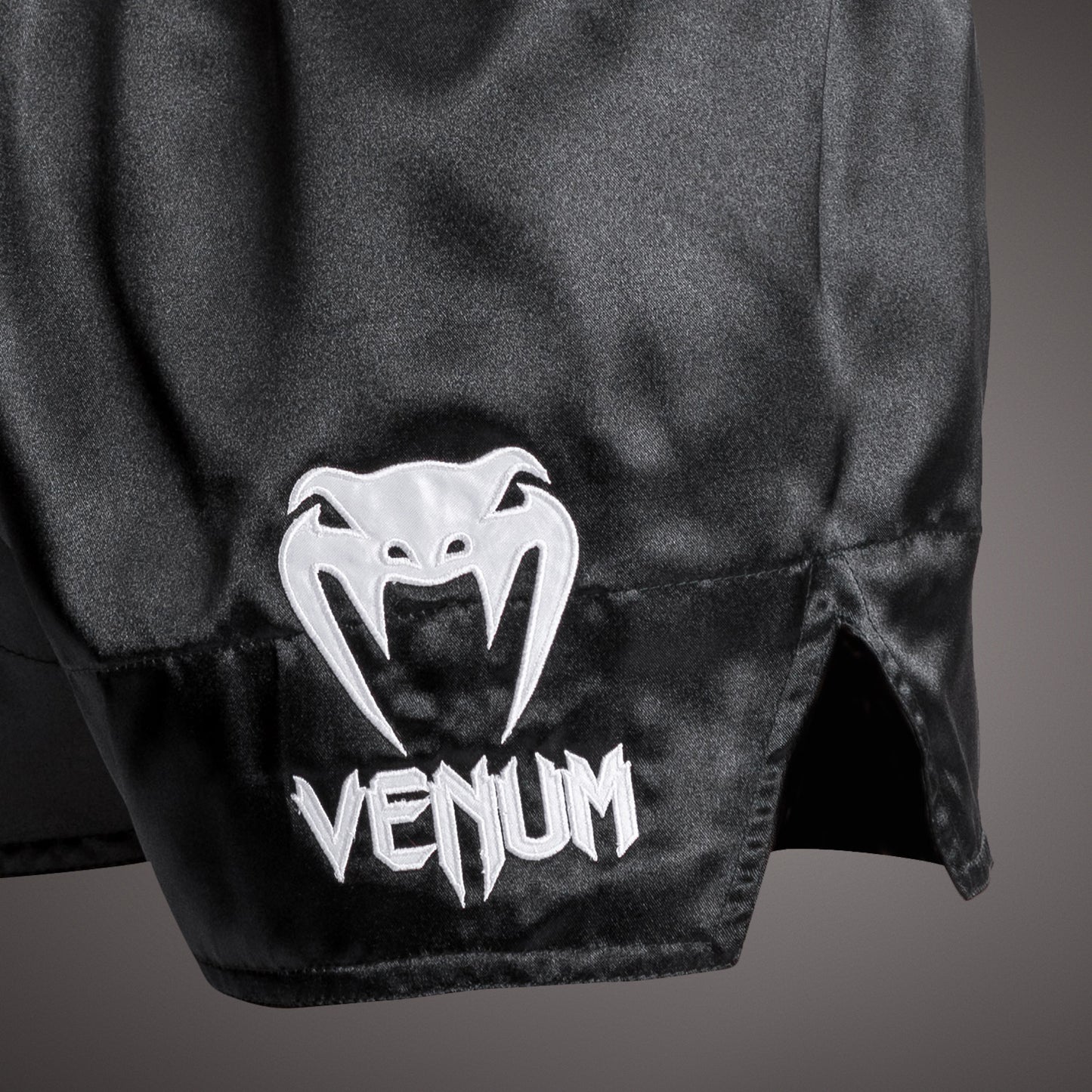 Venum Classic - Pantaloncini da Muay Thai Bianco/Nero/Bianco