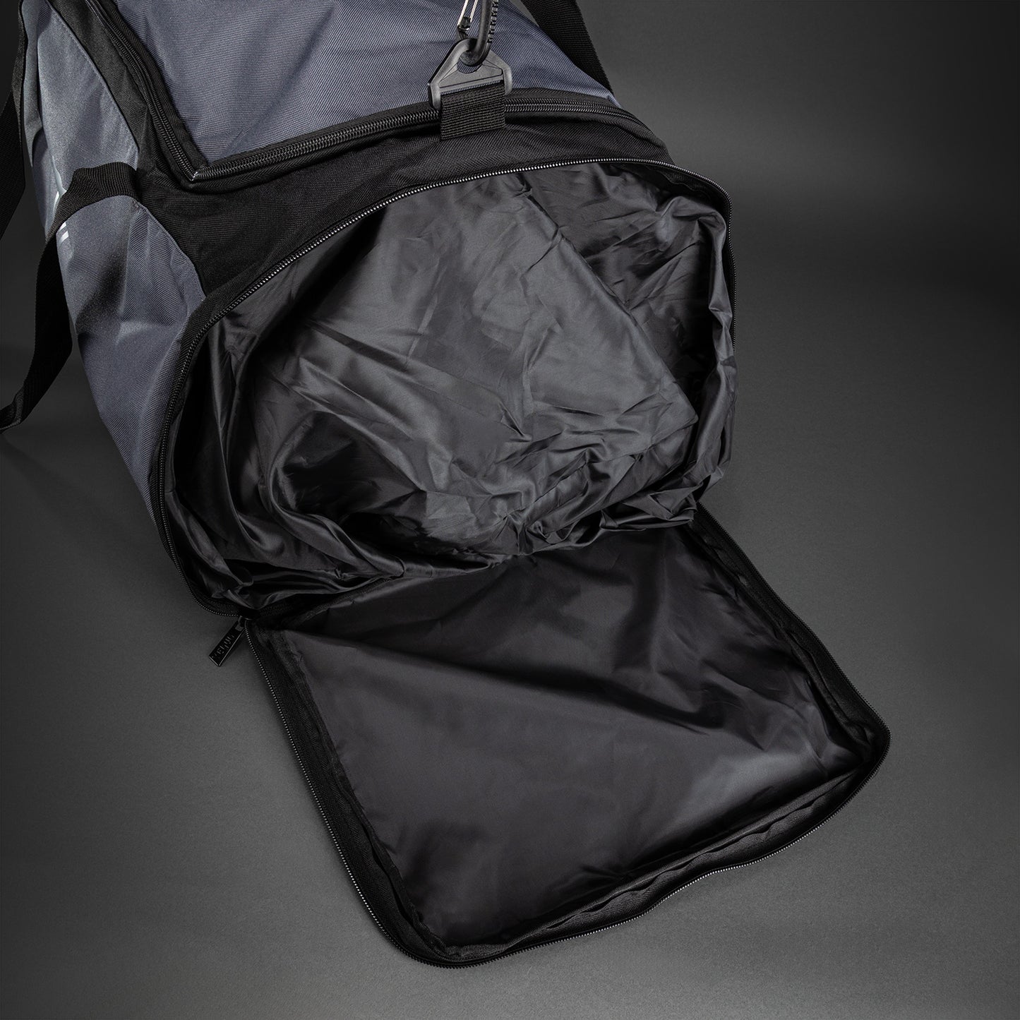 Venum Essential Borsa Sportiva (37 L) - Grigio/Nero