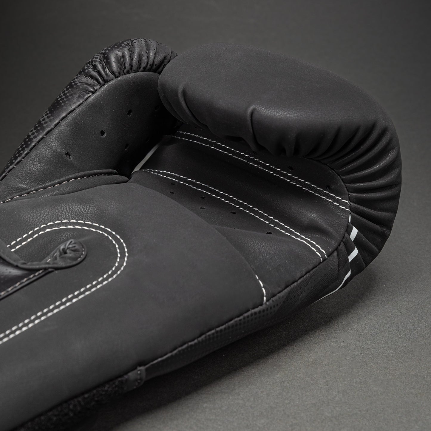 Venum Stealth Guantoni da boxe – Nero/Bianco