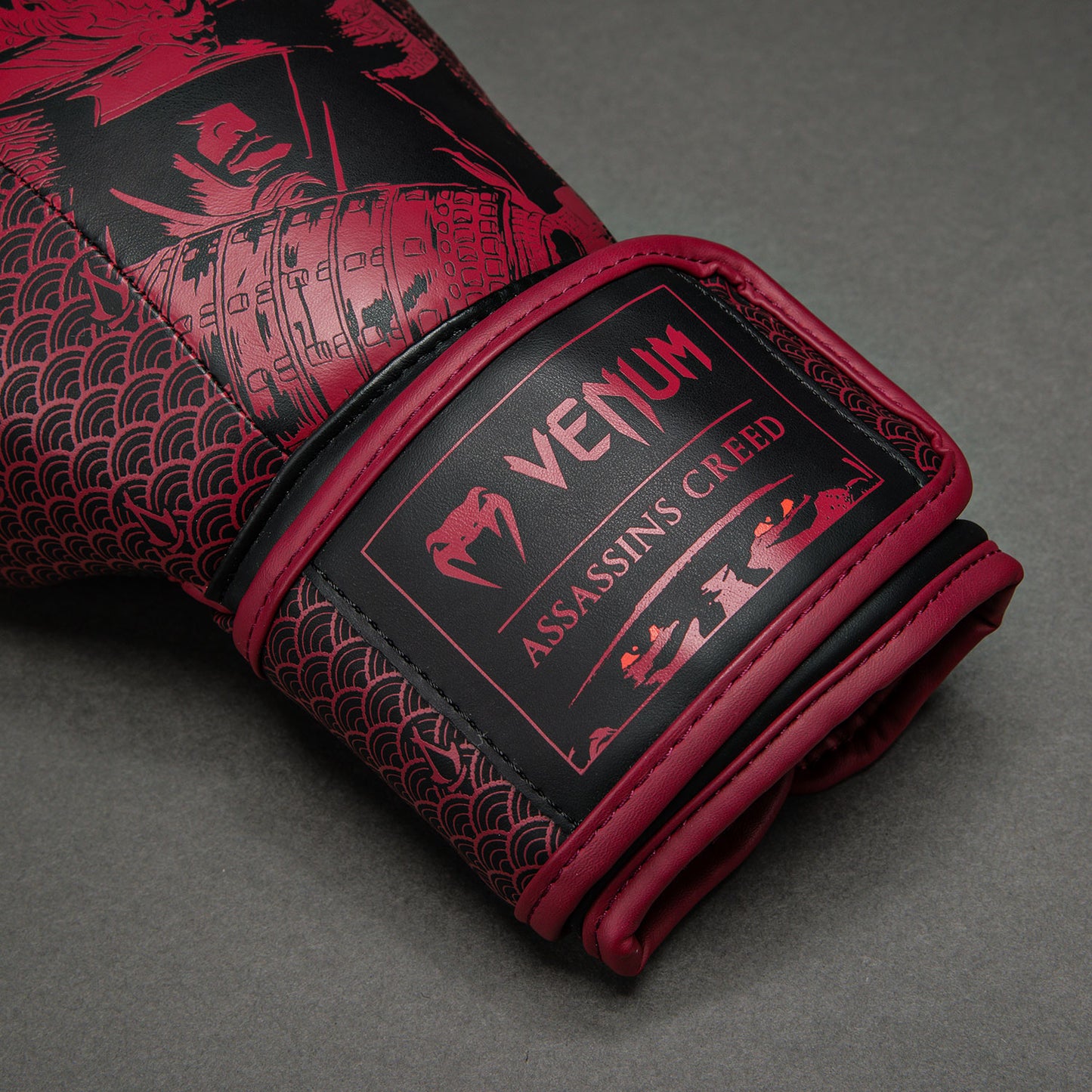 Venum x Assassin’s Creed Shadows Guantoni da boxe - Bordeaux/Nero