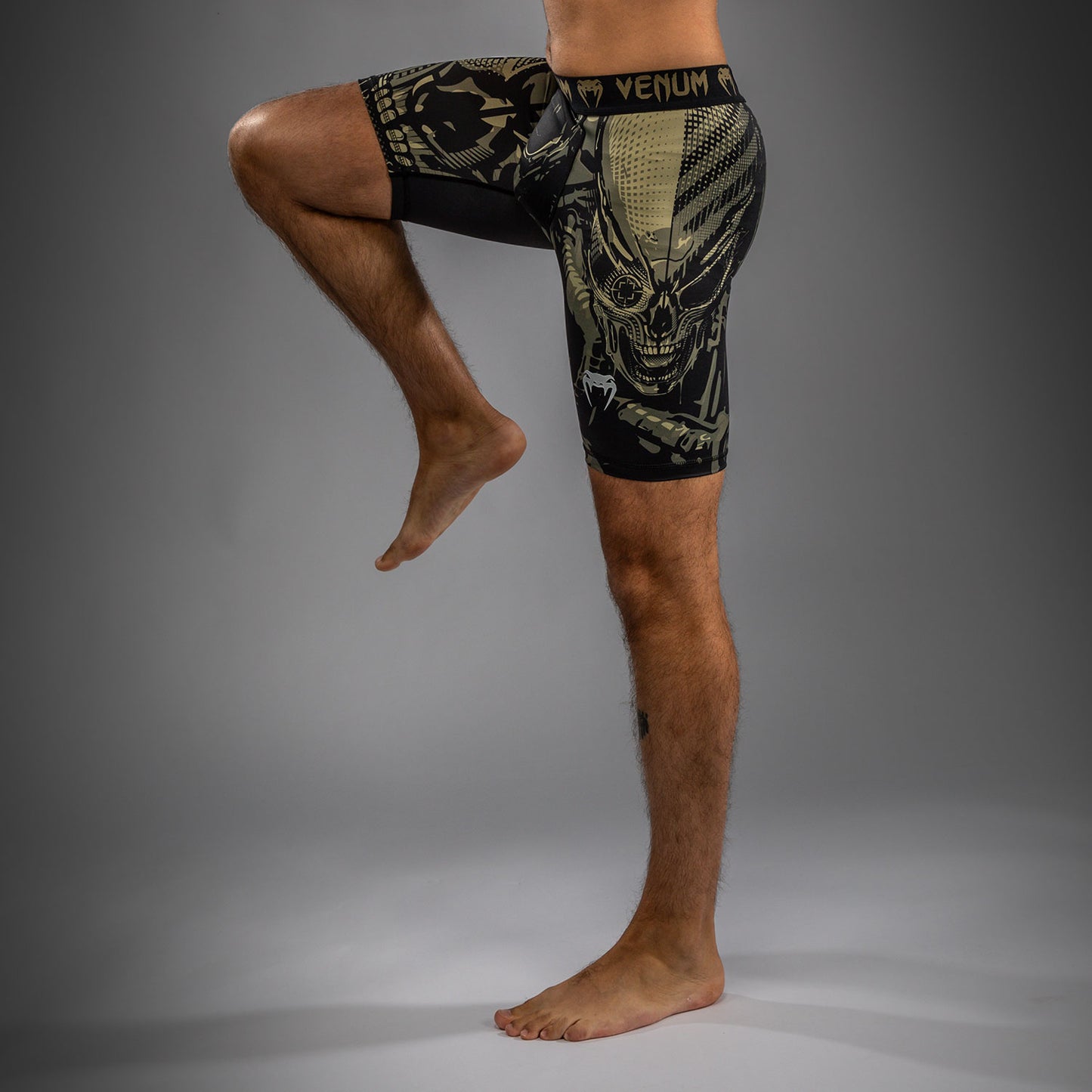 Venum Invader Pantaloncini a compressione - Nero/Sabbia