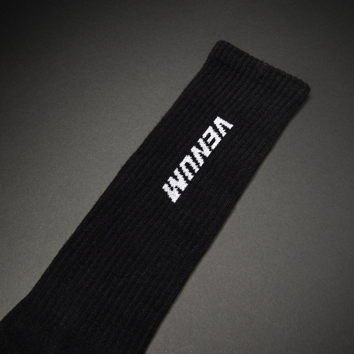 Venum Essential Calze Sopra il Polpaccio – Nero/Bianco