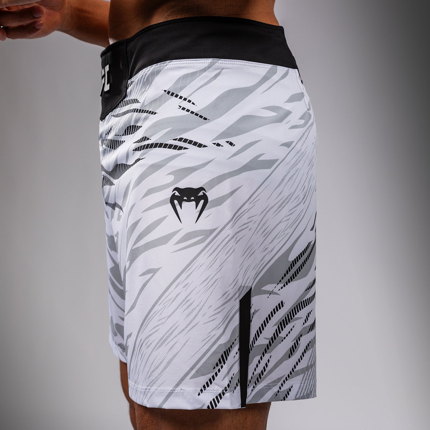 UFC Fusion by Venum Authentic Fight Night Shorts da Lotta per Uomo - Fit Corto - Bianco
