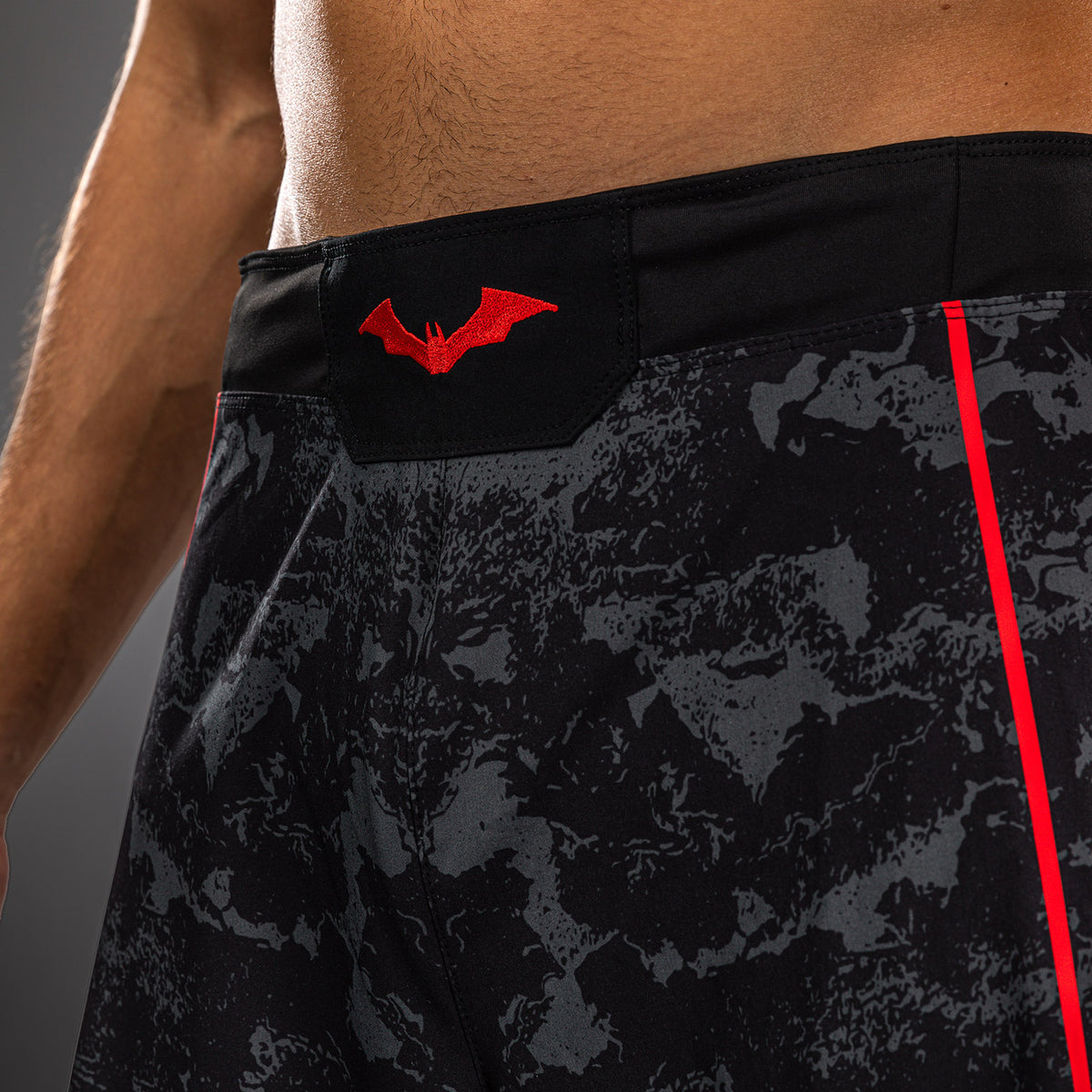 Venum x Batman Fightshort - Nero/Grigio/Rosso