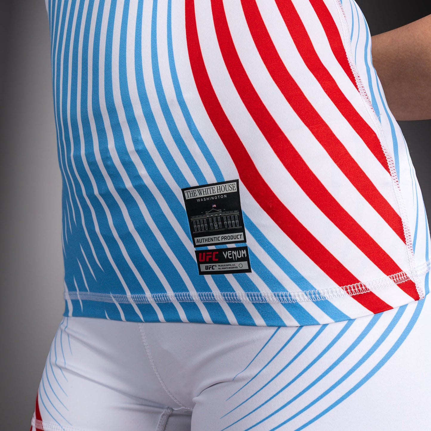 Official UFC Freedom 250 by Venum Authentic Fight Night Rashguard a maniche corte da donna - Bianco
