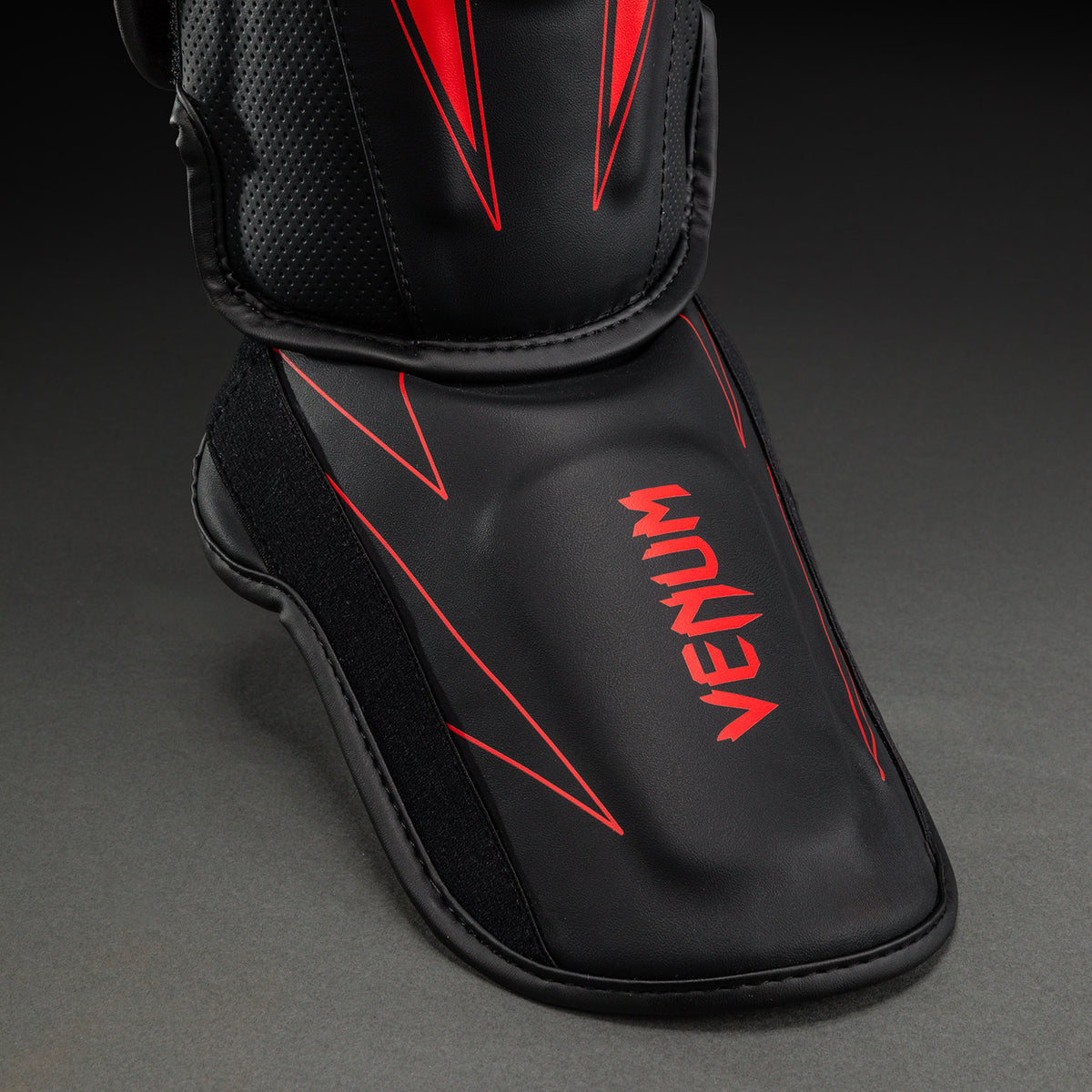 Venum Amazonia Reborn Paratibie - Nero/Rosso