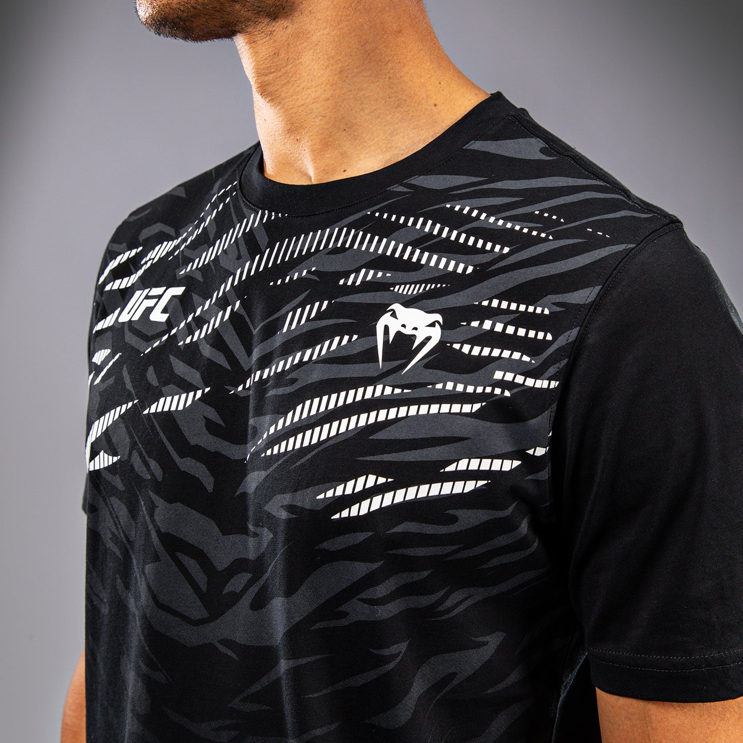 UFC Fusion by Venum Replica Maglietta a Manica Corta per Uomo - Nero