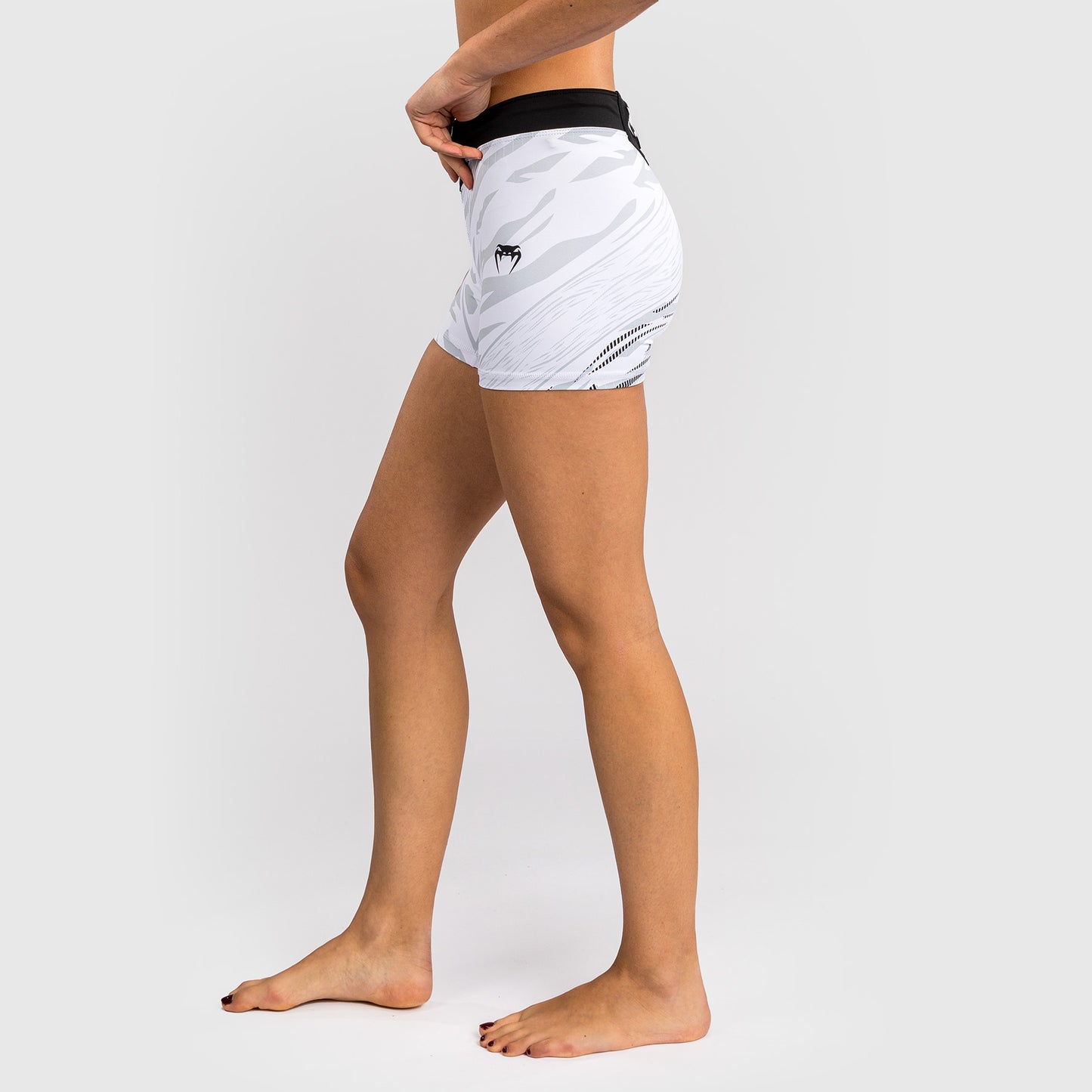 UFC Fusion by Venum Authentic Fight Night Vale Tudo Shorts per Donna - Fit Corto - Bianco