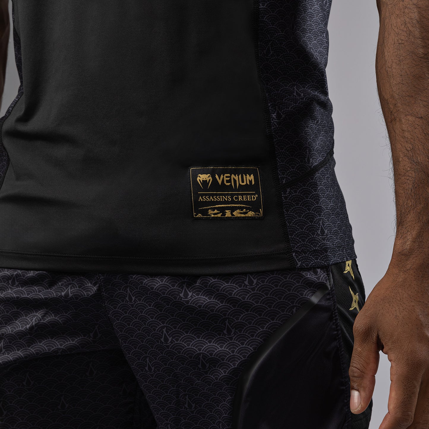 Venum x Assassin’s Creed Shadows Maglietta Dry-Tech da uomo - Nero/Oro